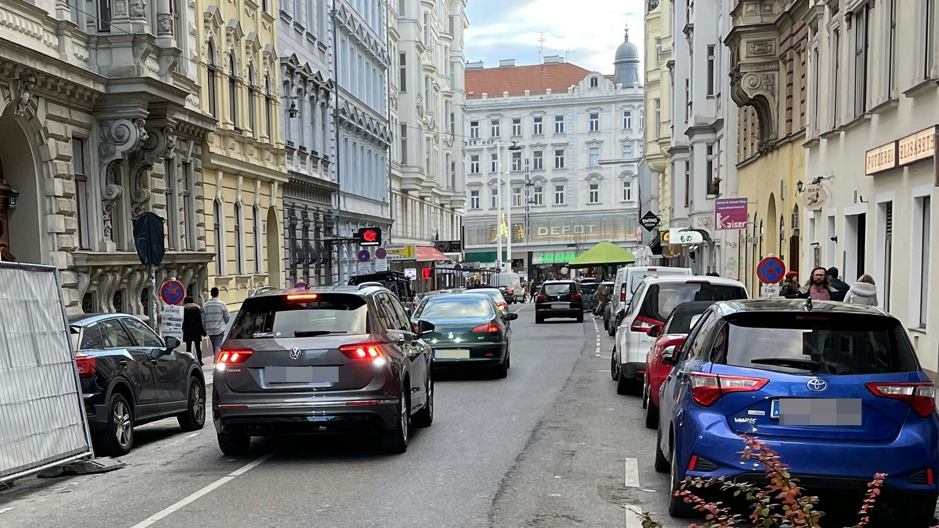 Autoschlange fuhr in der Schottenfeldgasse (Wien-Neubau) wegen Sperre rückwärts. 