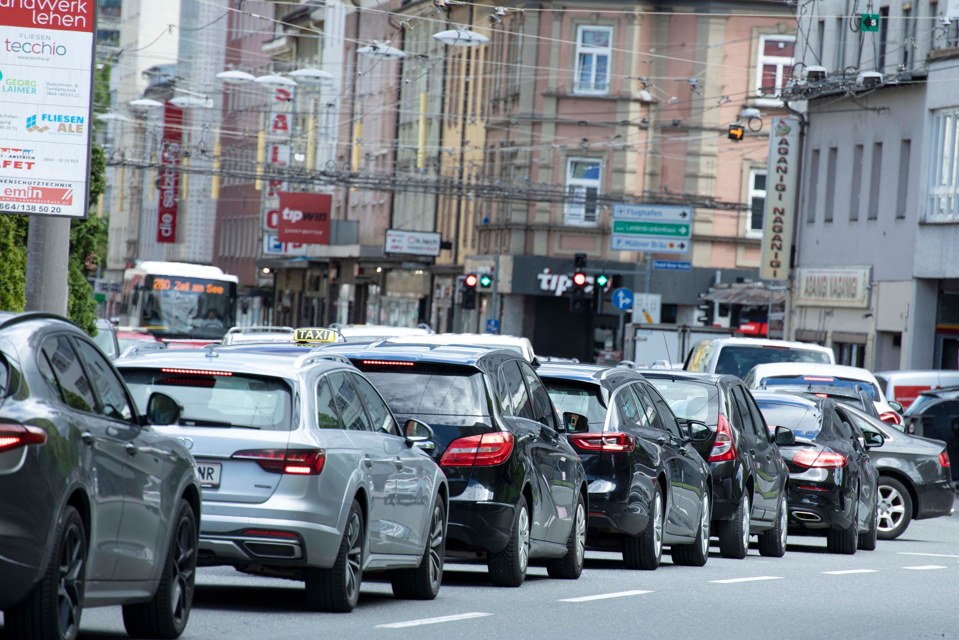 Download von www.picturedesk.com am 27.11.2022 (14:27).  Das Straßenbild von Salzburg ist immerweider von einem besonders starken Verkehrsaufkommen geprägt. Die hohe Frequentierung der Straßen mit Autos führt zu langen Staugeschehen. Im Bild: Staugeschehn mit Autokolonne auf der Ignaz-Harrer-Straße in Salzburg, Österreich. 21.Mai 2021 // High traffic volume leads to big traffic jams in Salzburg, Austria. Picture: Line of cars on the Ignaz-Harre-Street in Salzburg, Austria. May 21st, 2021 - 20210521_PD17582 - Rechteinfo: Rights Managed (RM)