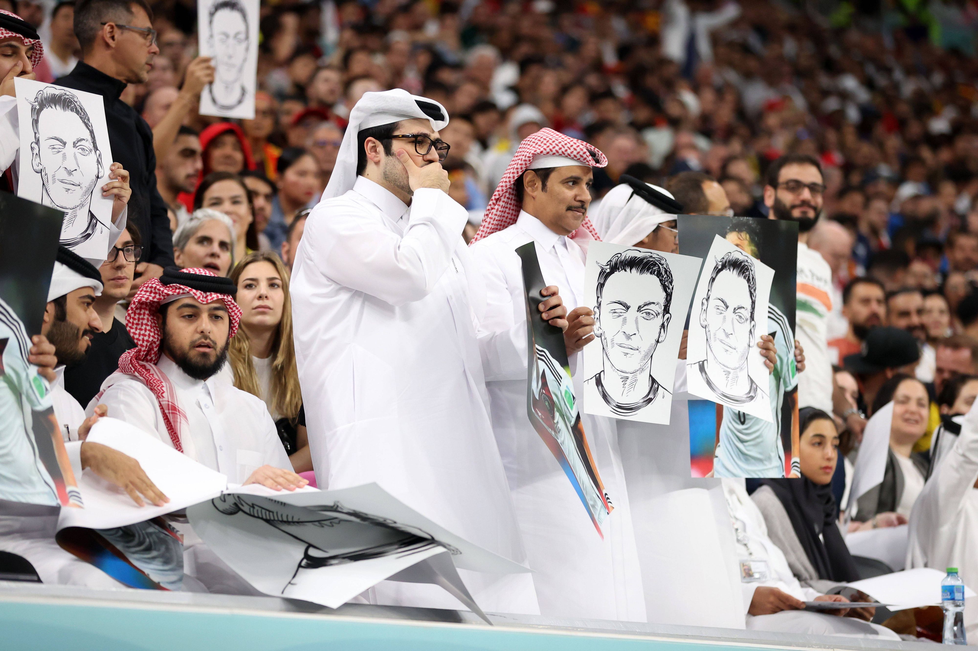 Die Heim-Fans kontern mit der Hand vor dem Mund.