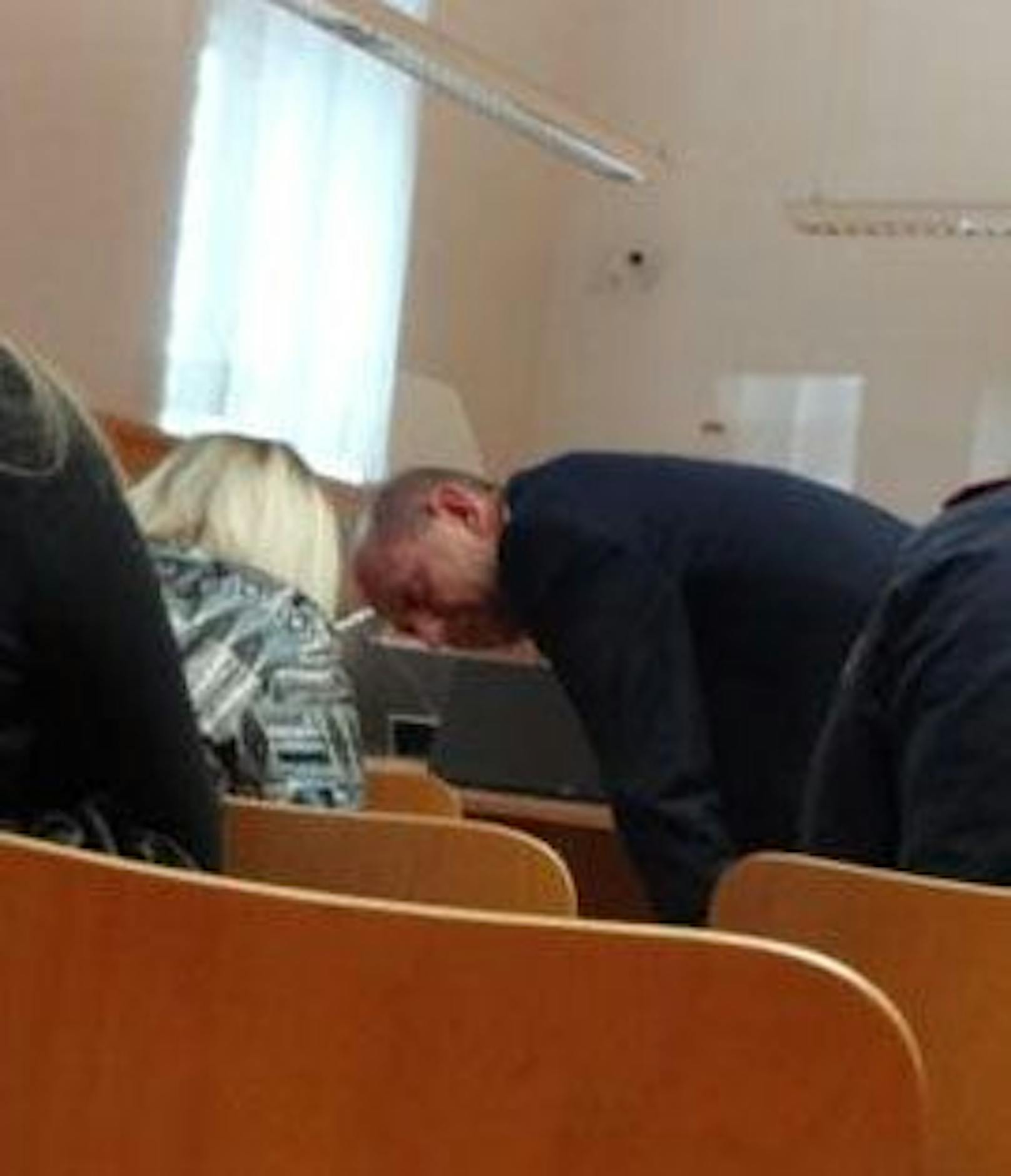 Die Angeklagte (links im Bild) mit ihrem Anwalt in Krems vor Gericht