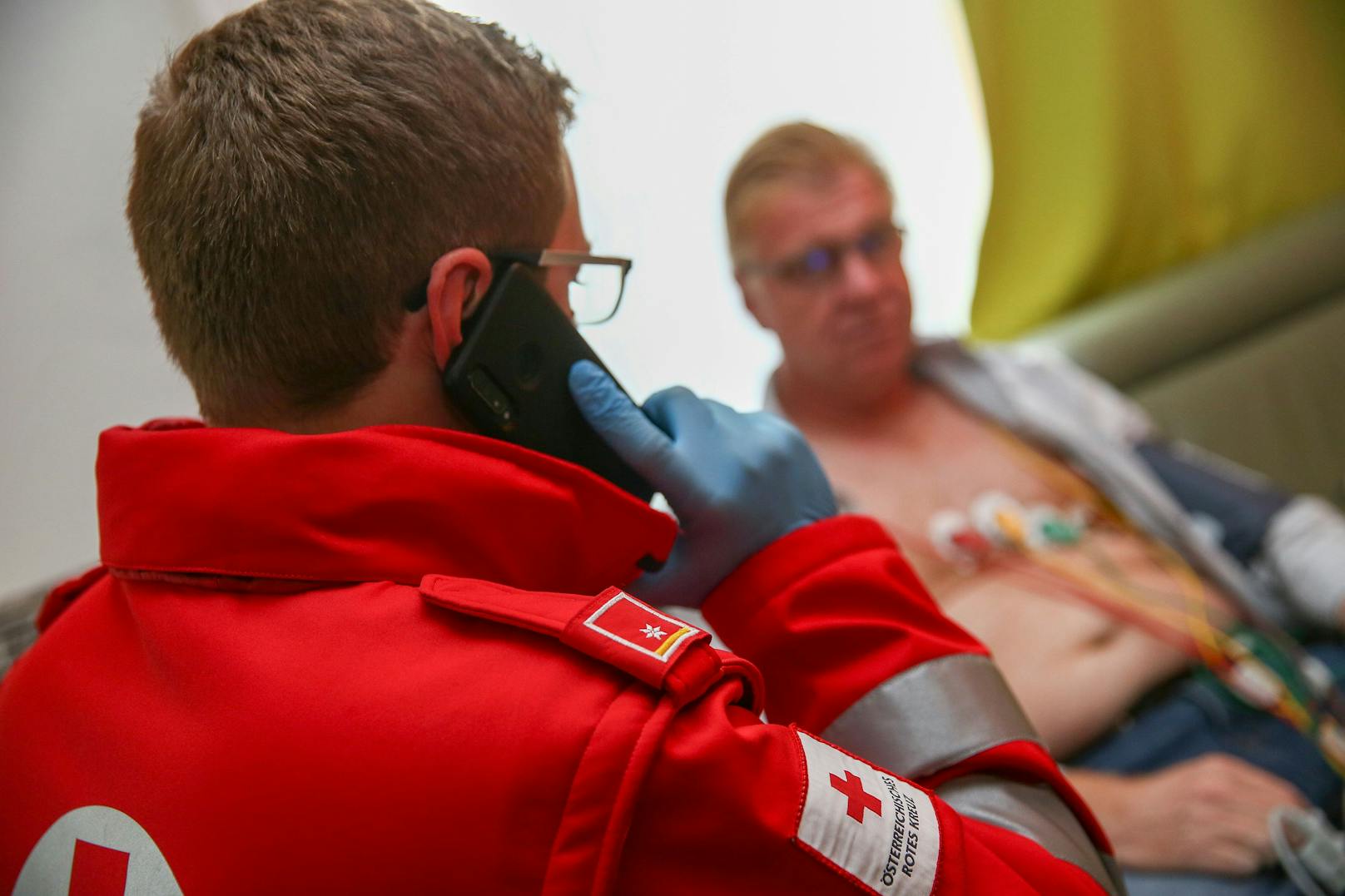 Hinzugezogen wird der Telenotarzt/die Telenotärztin vor allem dann, wenn es etwa um die Beratung und Unterstützung der Rettungssanitäter bei nicht kritischen Patienten geht.