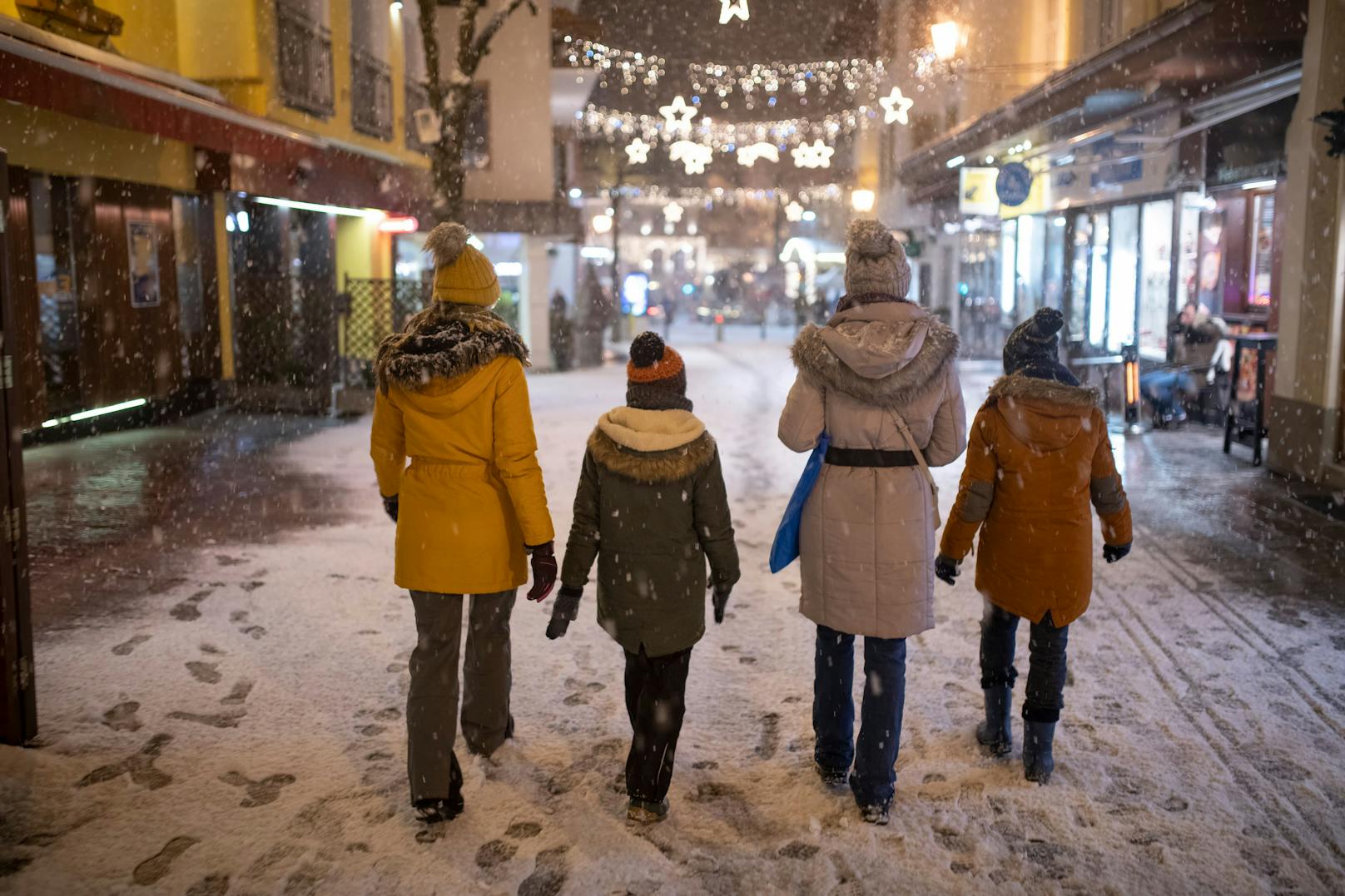 Rechtzeitig zum Start der Weihnachtsmärkte schaufelt das Wetter wieder Schnee nach Österreich.