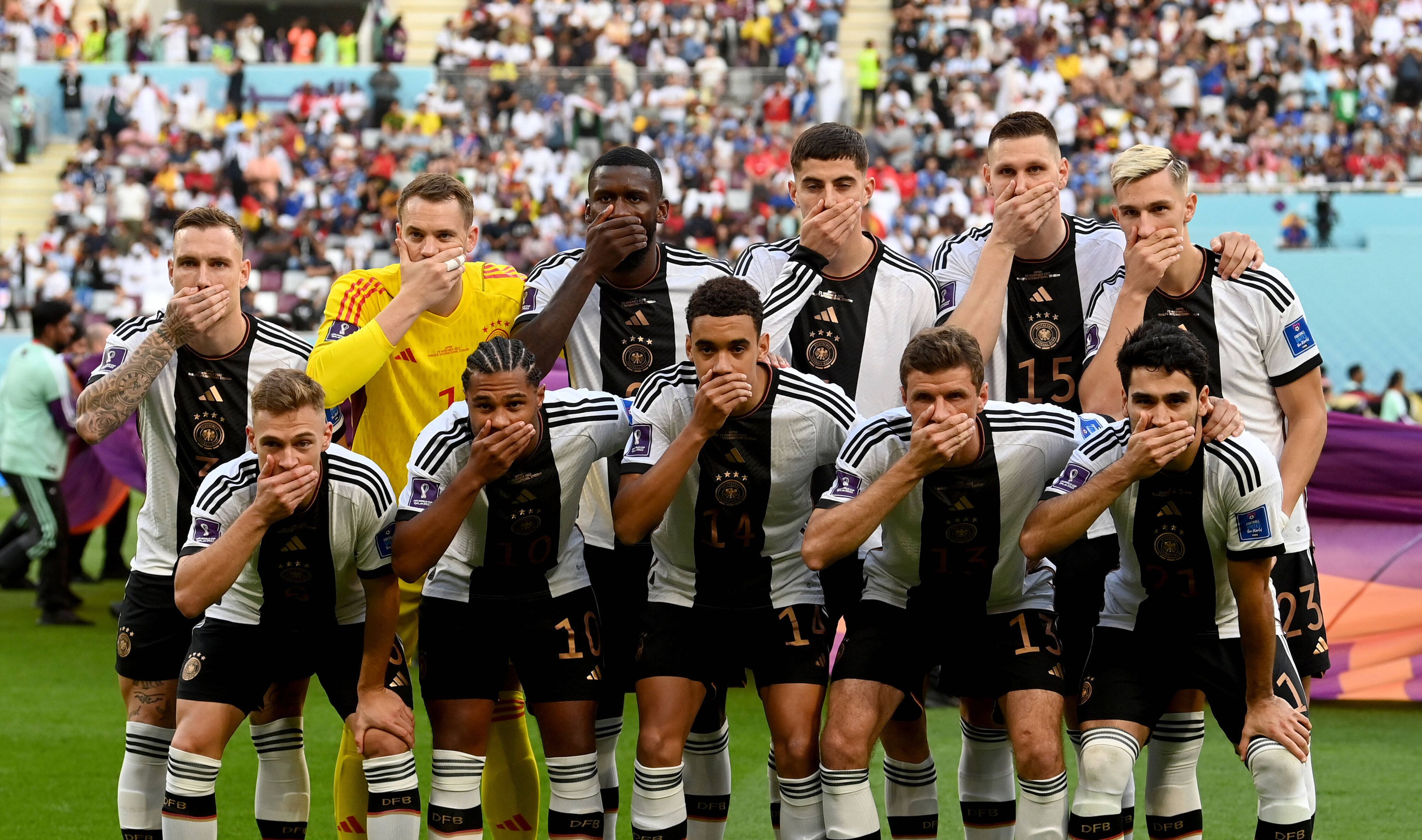 Mund zu! Der Deutschland-Protest gegen den Schleifen-Verbot im Vorfeld des Auftakt-Matches.