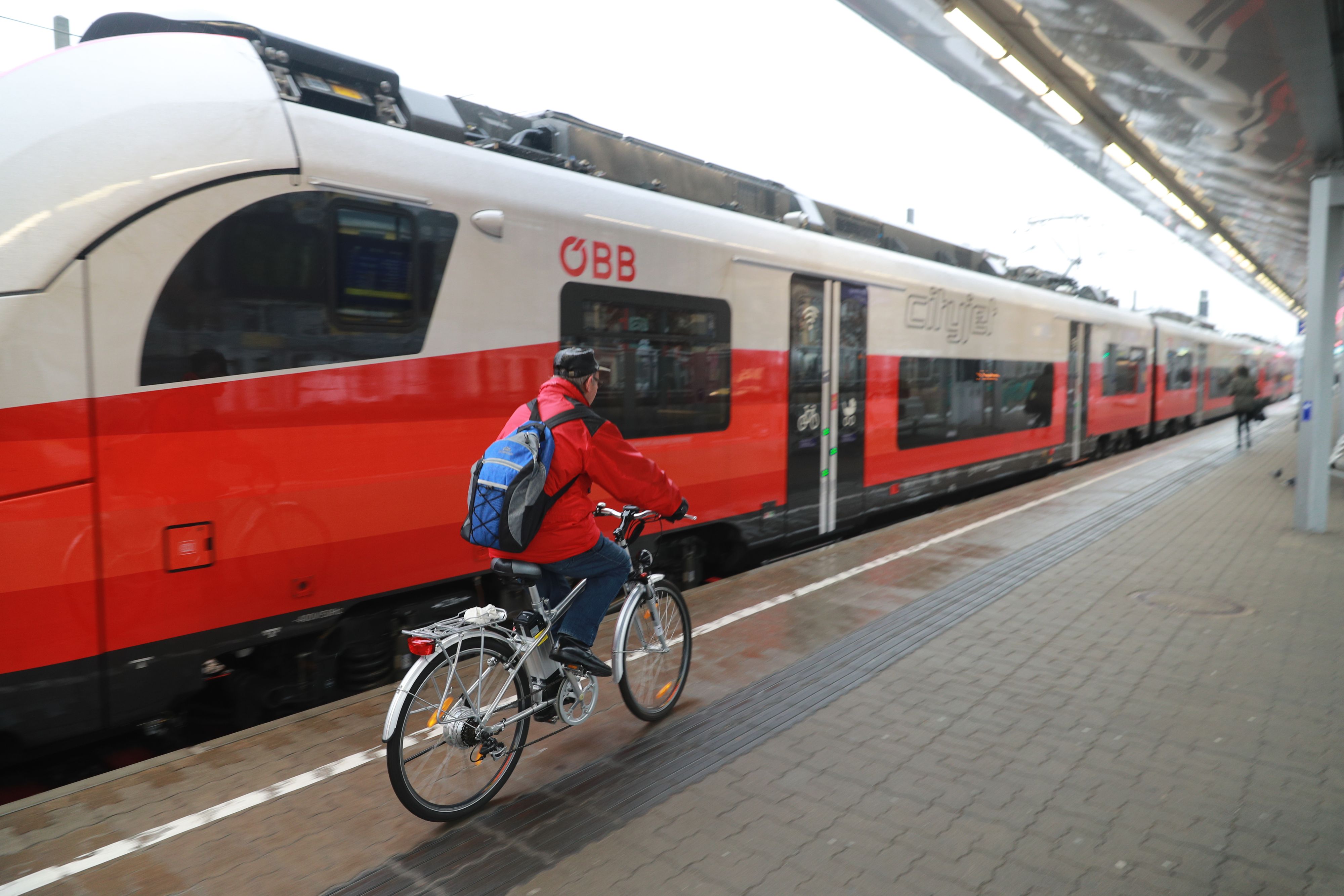 Download von www.picturedesk.com am 27.11.2022 (16:40).  Wartende Fahrgäste am 26. November 2018 am Bahnhof Wien-Meidling anlässlich des Warnstreik der Gewerkschaft. - 20181128_PD0838 - Rechteinfo: Rights Managed (RM) Nur fÃ¼r redaktionelle Nutzung!