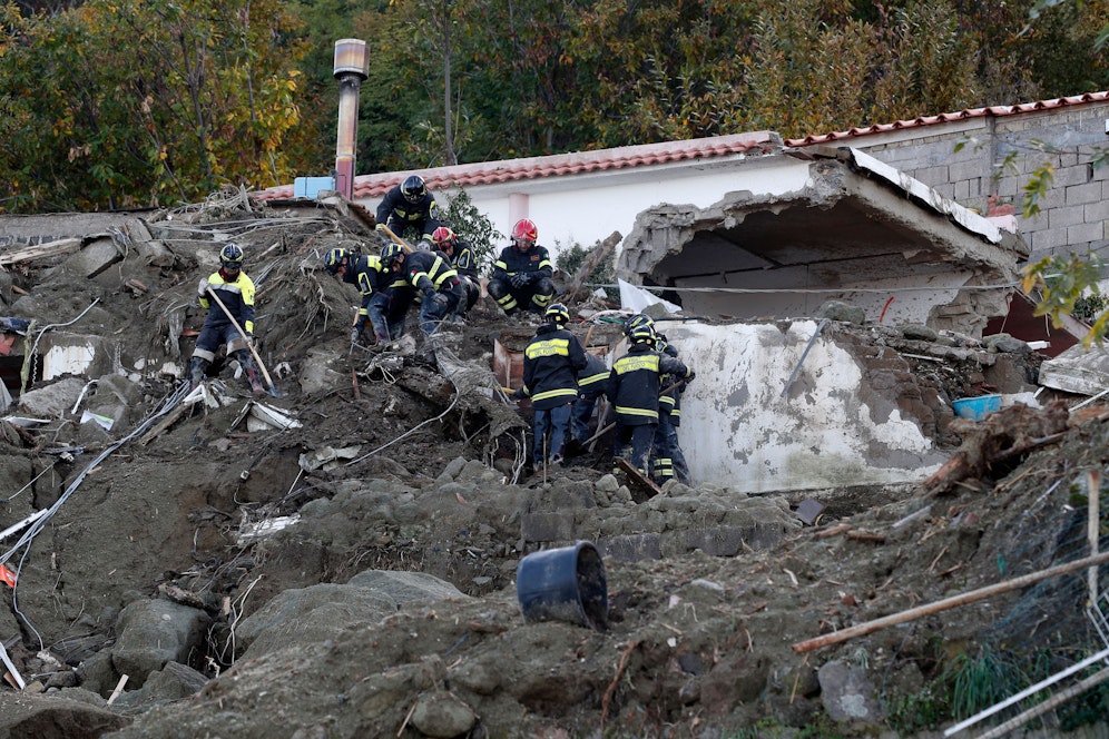 Mindestens acht Menschen kamen ums Leben, mehrere werden noch vermisst.