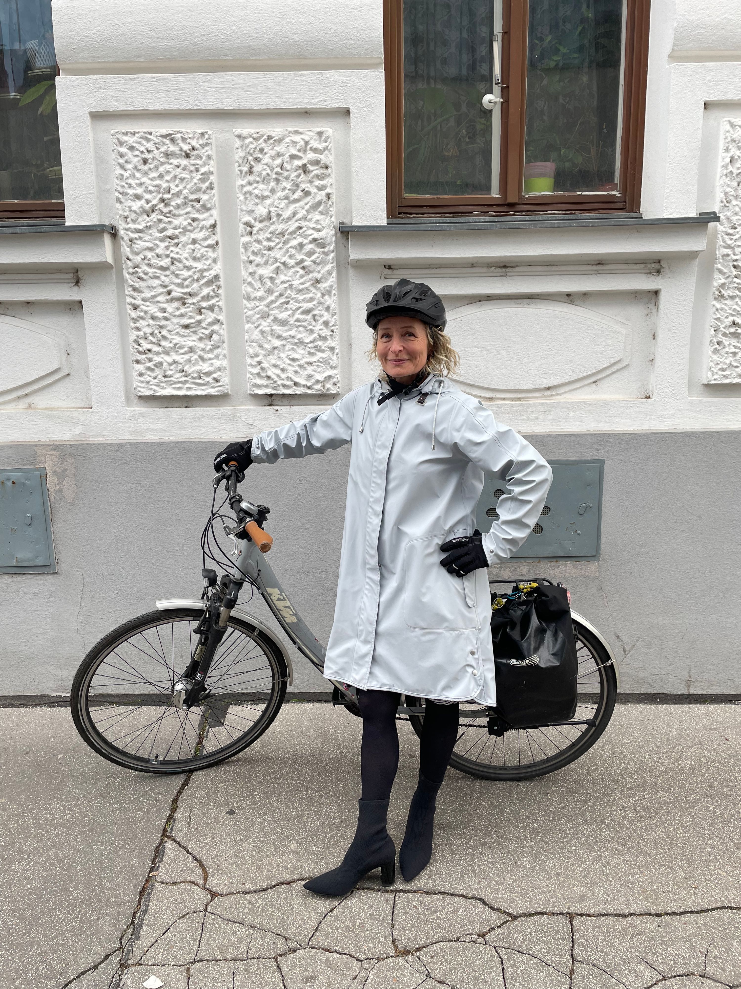 Nur wenn es aus Eimern schüttet, Schnee auf der Straße liegt oder sie sich nicht ganz fit fühlt, fährt Isolde Fally mit der S-Bahn. Sonst ist das Rad das Verkehrsmittel Nr. 1.