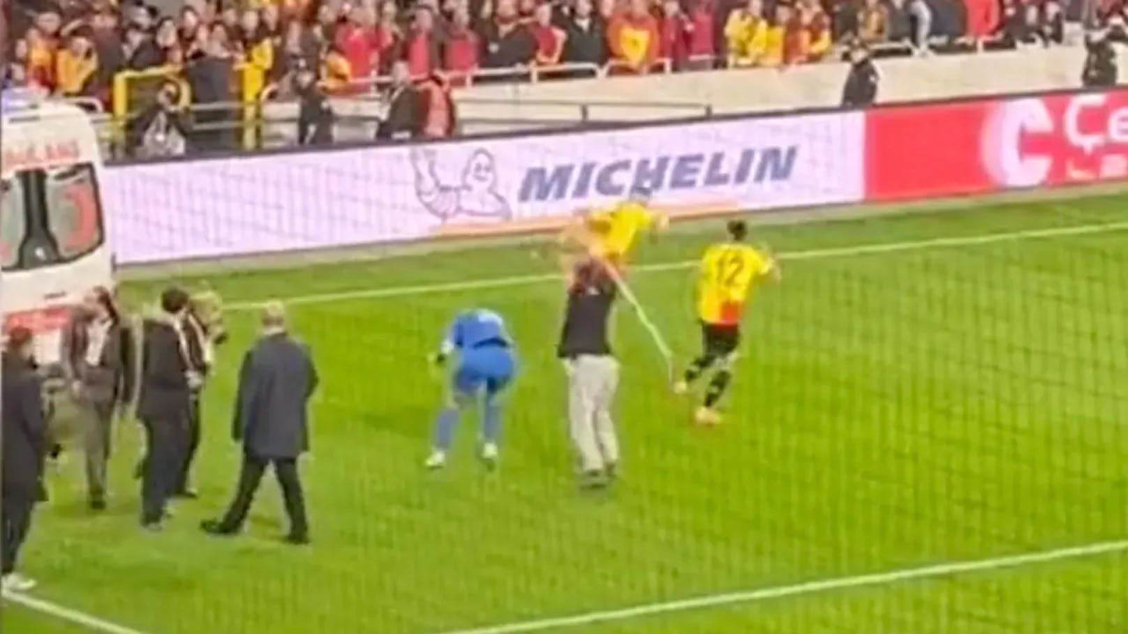 Eskalation beim Derby in Izmir: Göztepe-Keeper Özenc wird von einem Fan brutal attackiert.&nbsp;