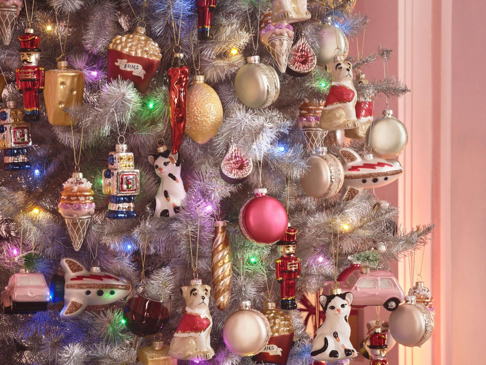 "Schmücken und noch mehr schmücken! Ein schöner Weihnachtsbaum sorgt für Festzeit-Stimmung. Wählen Sie ein Farbthema, das Ihnen gefällt und schmücken Sie den Baum mit übermäßig viel Schmuck in diesen Farbtönen.