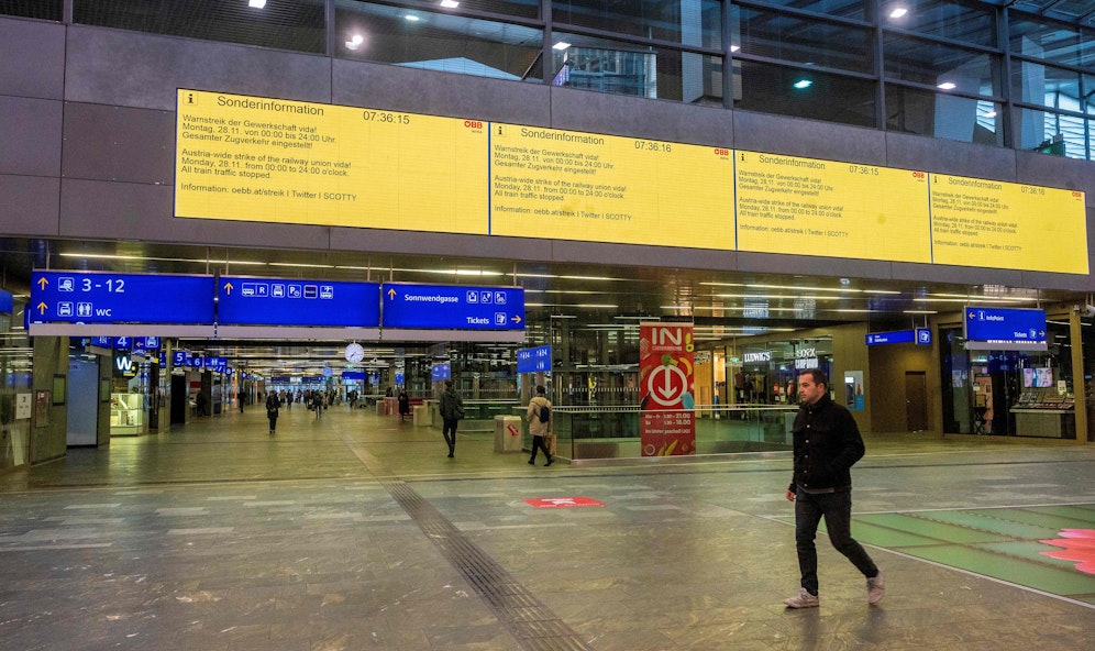 Gelbe statt blaue Anzeigentafeln – der Bahnstreik geht noch bis Mitternacht.