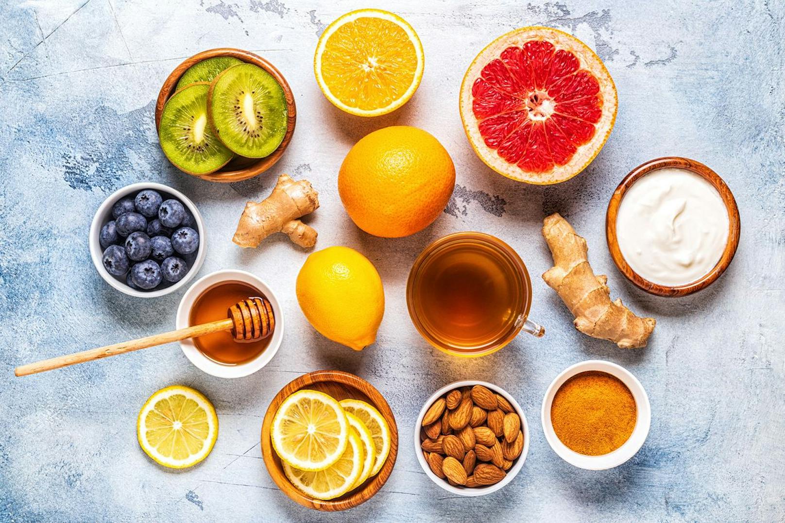 Früchte mit einer hohen Menge an Vitamin C eignen sich als erfrischender Snack und sind auch noch mit ausreichend Hyaluronsäure geladen. Auf Kiwis, Erdbeeren und Mandarinen ist besonders viel Verlass. 