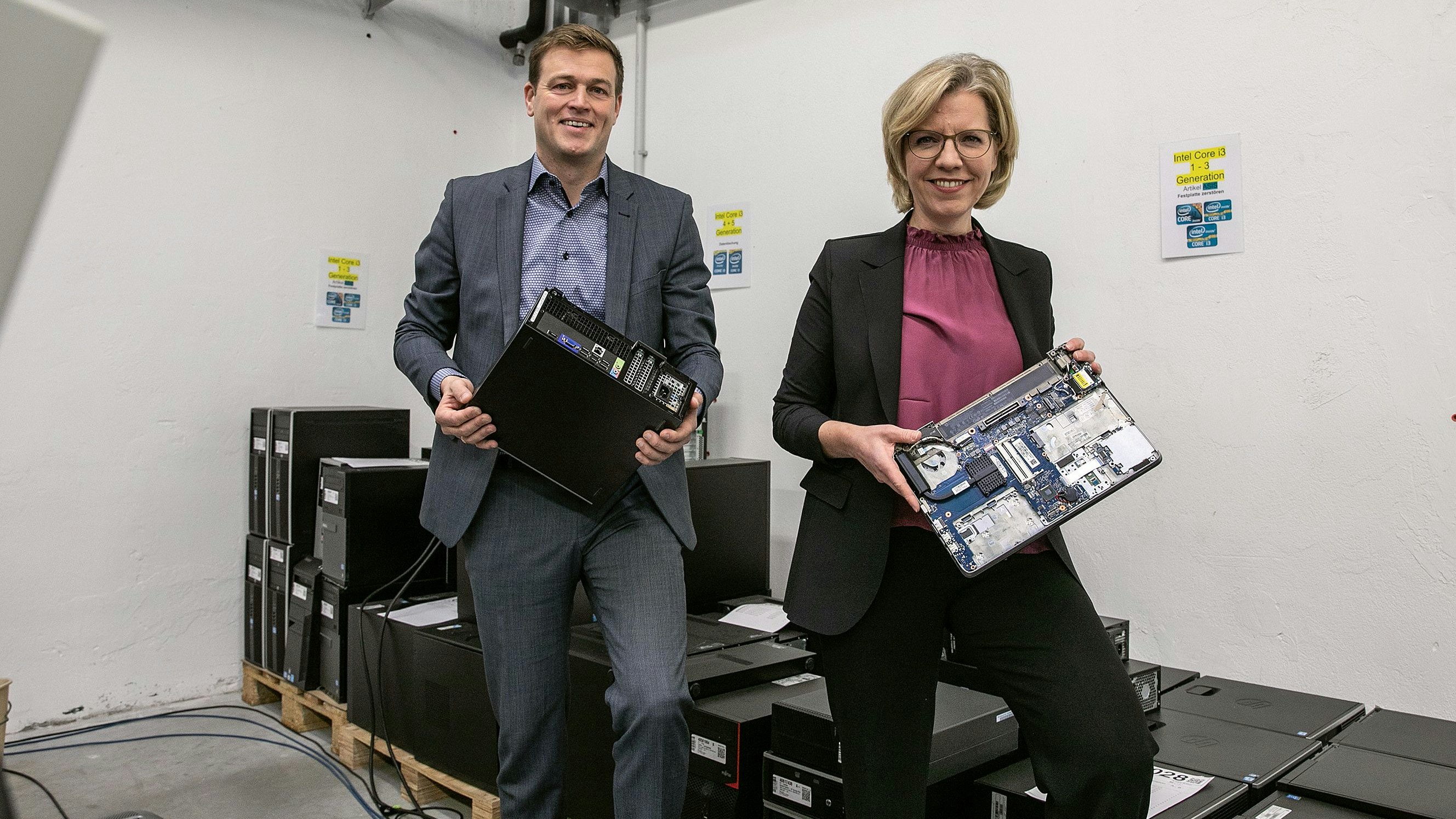 Setzen sich für die Weiterverwendung von Elektronik-Artikeln ein: Ministerin Gewessler und Landesrat Kaineder.