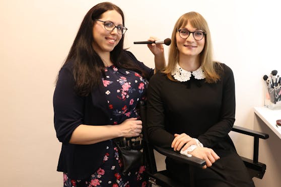 Bianca Bürger (li.) ist seit über 20 Jahren als Visagistin tätig und legt den Fokus in ihrem eigenen Salon auf Make-up für Transgender. 