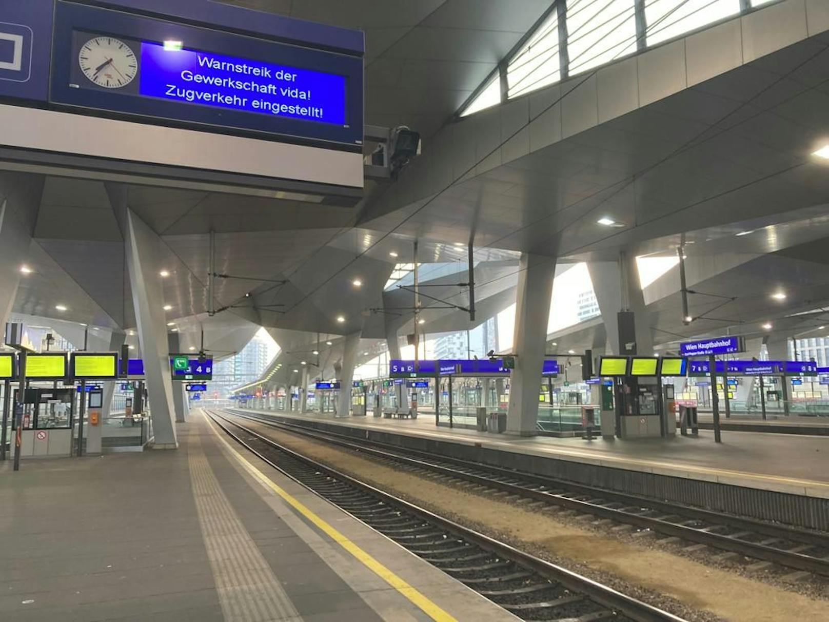 Hauptbahnhof Wien, menschenleer am Montag.