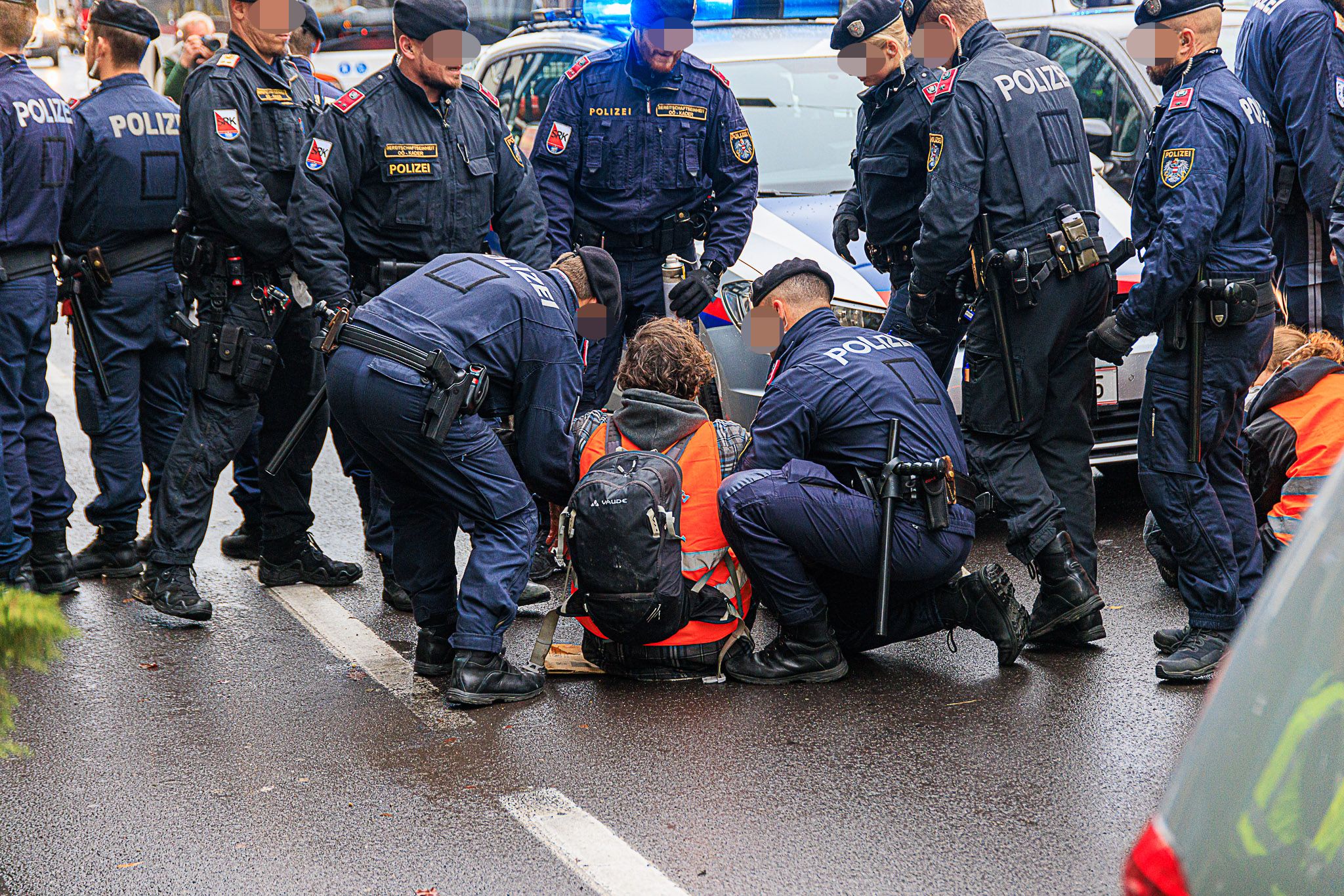 Klima-Aktivisten blockieren eine Hauptverkehrsroute in Linz. Die Linzer Stadtpolitik fordert nun harte Strafen.