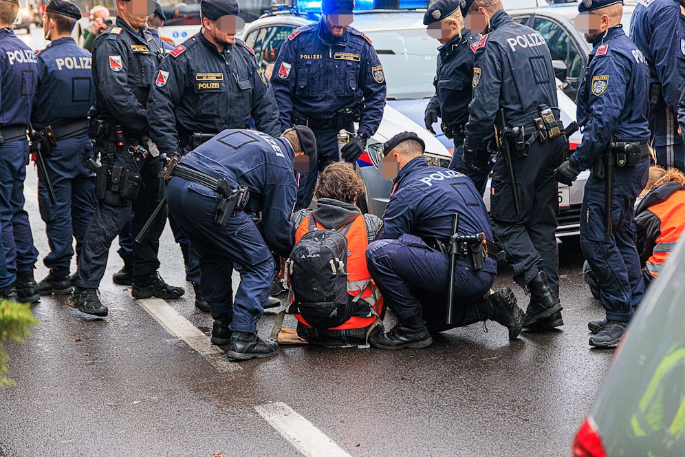 Klima-Aktivisten blockieren eine Hauptverkehrsroute in Linz. Die Linzer Stadtpolitik fordert nun harte Strafen.