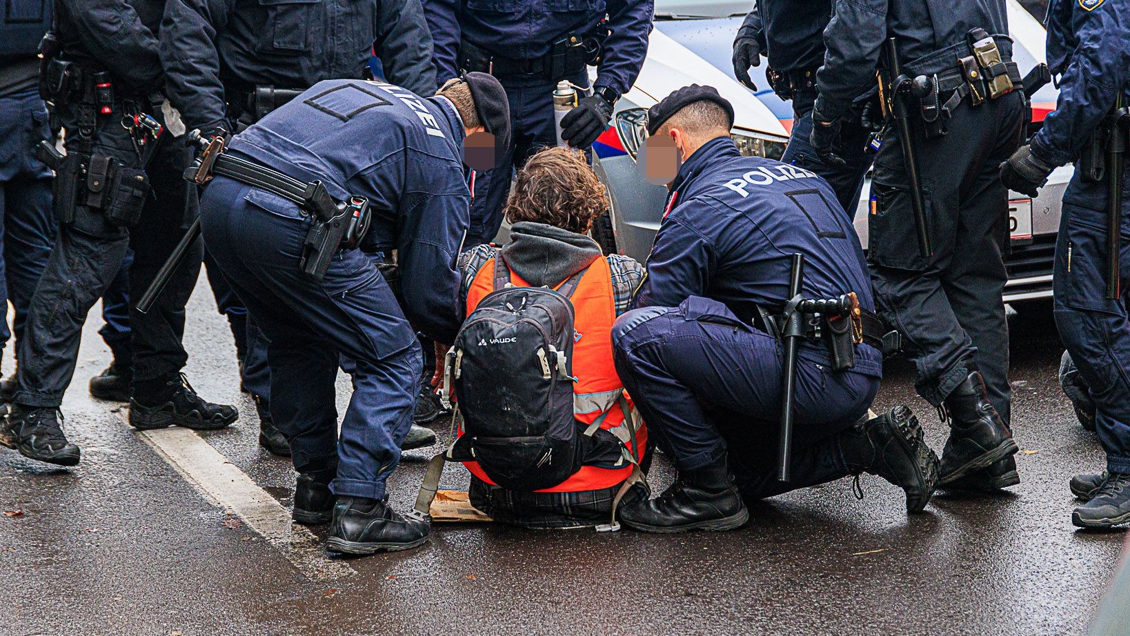 Klima-Aktivisten blockieren eine Hauptverkehrsroute in Linz. Die Linzer Stadtpolitik fordert nun harte Strafen.