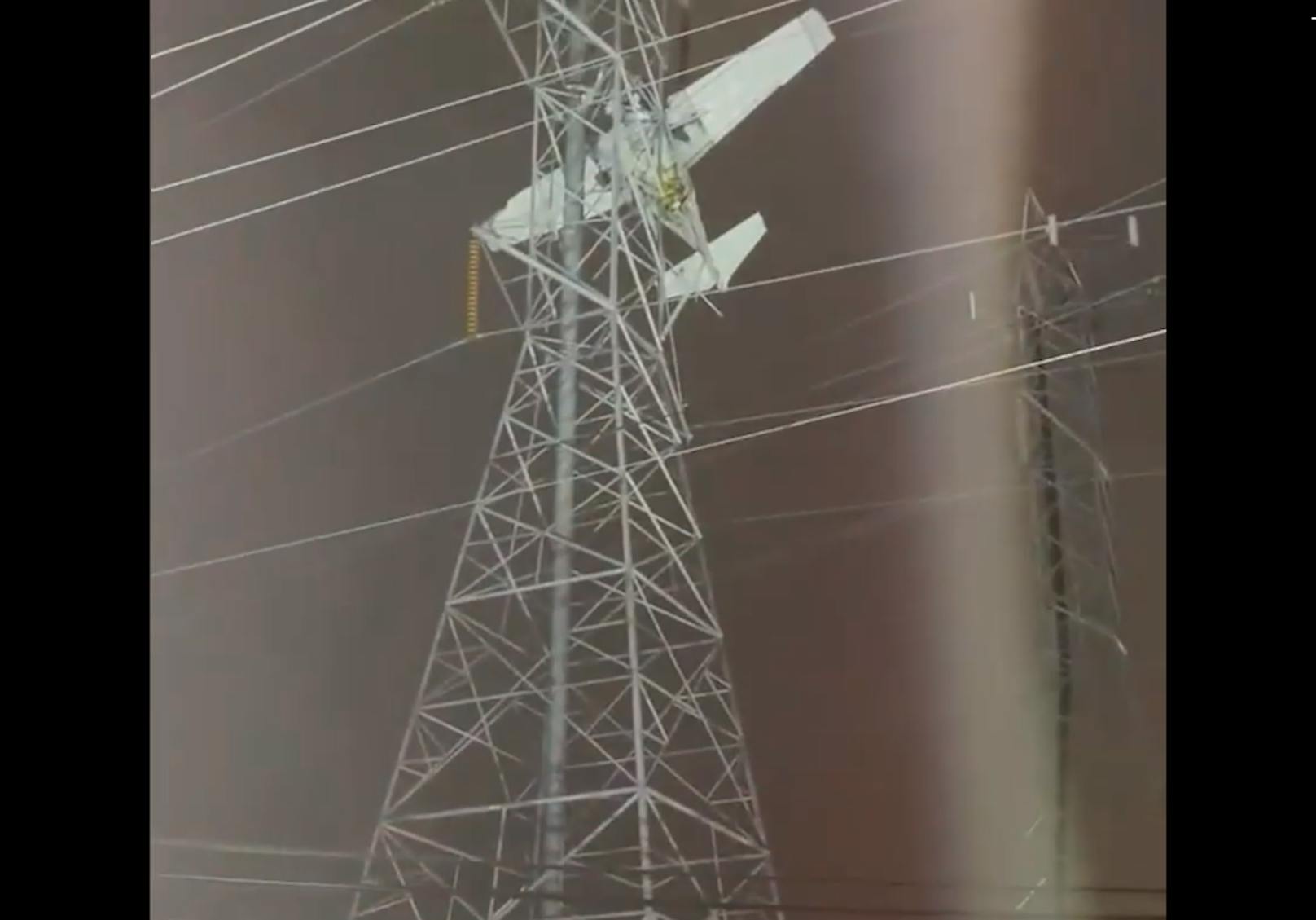 Videos zeigen, wie das Flugzeug in den Leitungen des Strommasts festhängt und die Rettungsaktion startet.