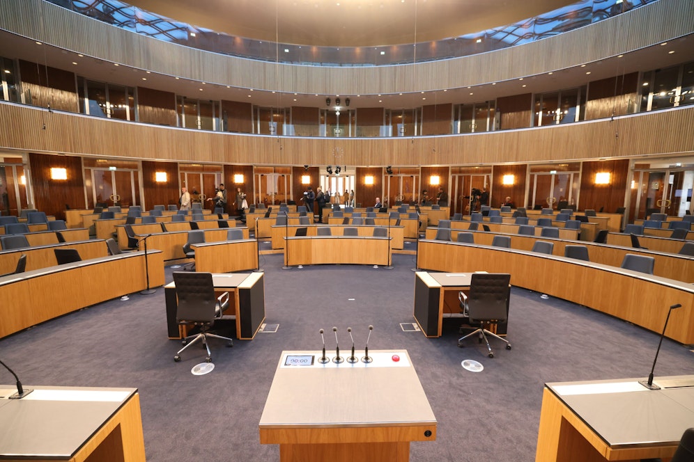 Der renovierte Plenarsaal des Parlaments erstrahlt nun in neuem Glanz.&nbsp;