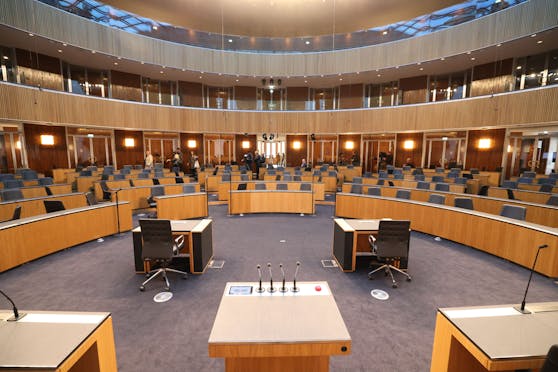 Der renovierte Plenarsaal des Parlaments erstrahlt nun in neuem Glanz. 