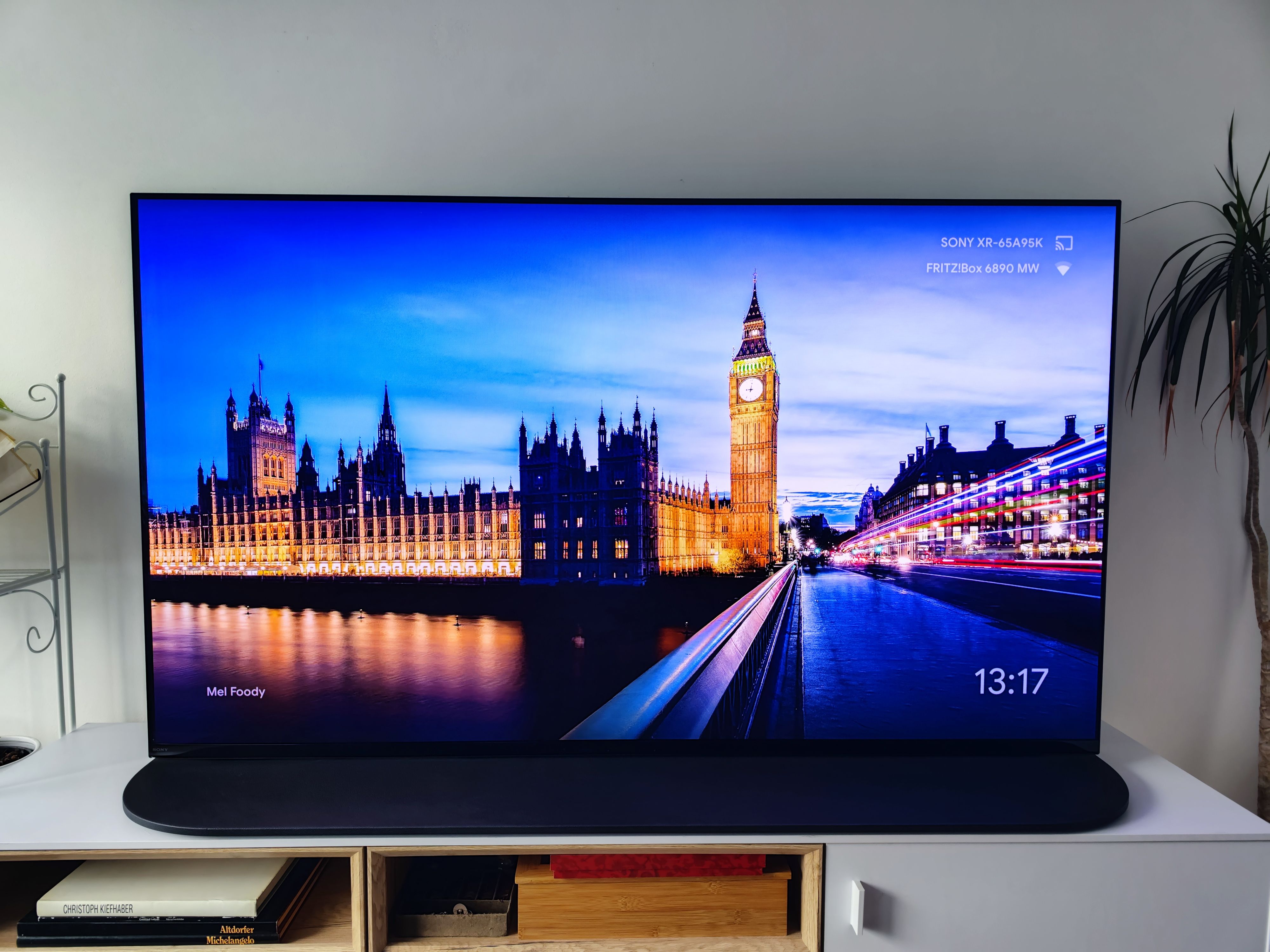 Sony A95K im Test – der Sound kommt dank der "Acoustic Surface Audio"-Technologie durch Vibrationen direkt aus dem Bildschirm.