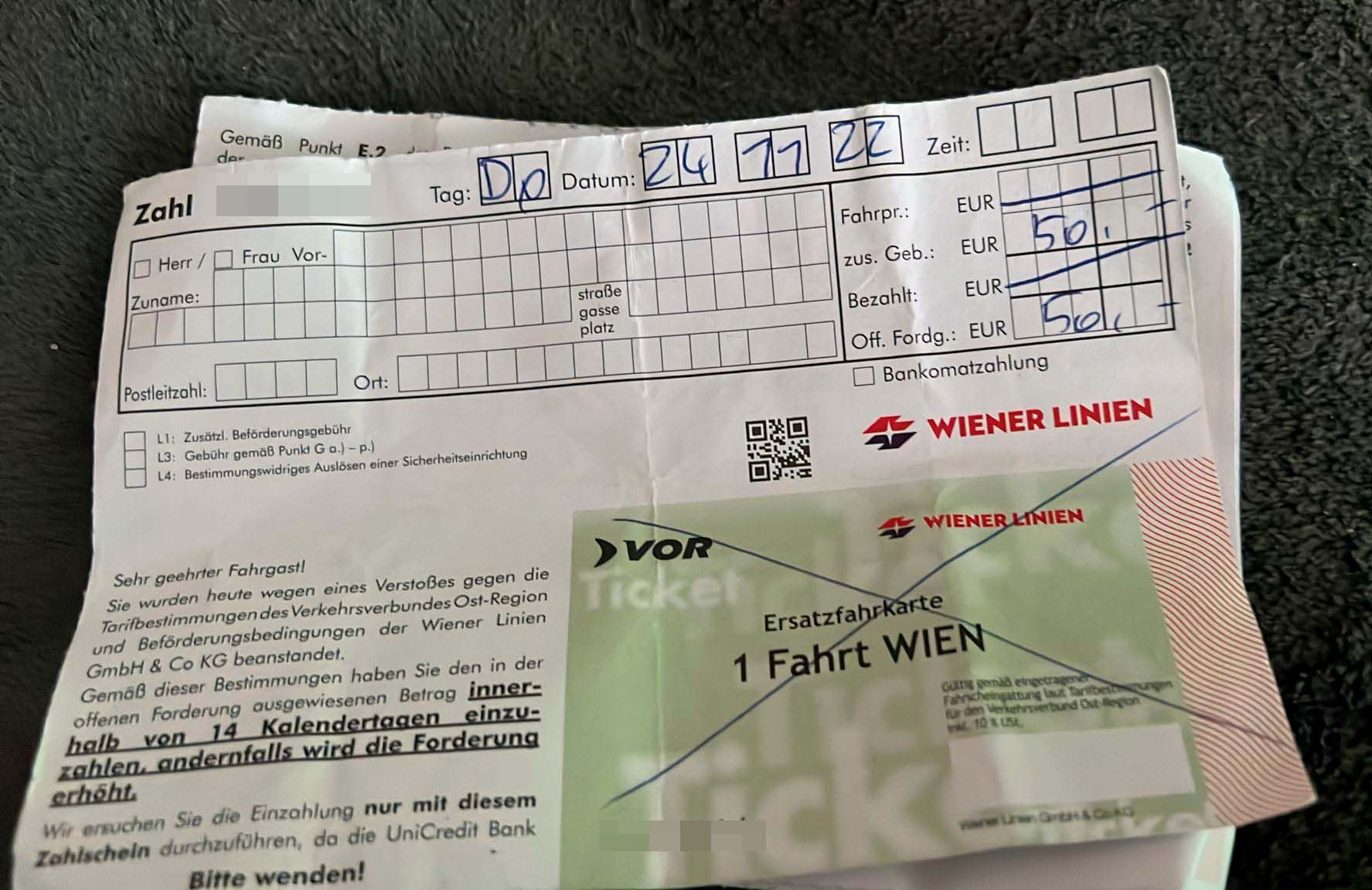 Für David wird es nun teuer: 50 Euro kostet ihn ein Schluck Wasser in der Bim.