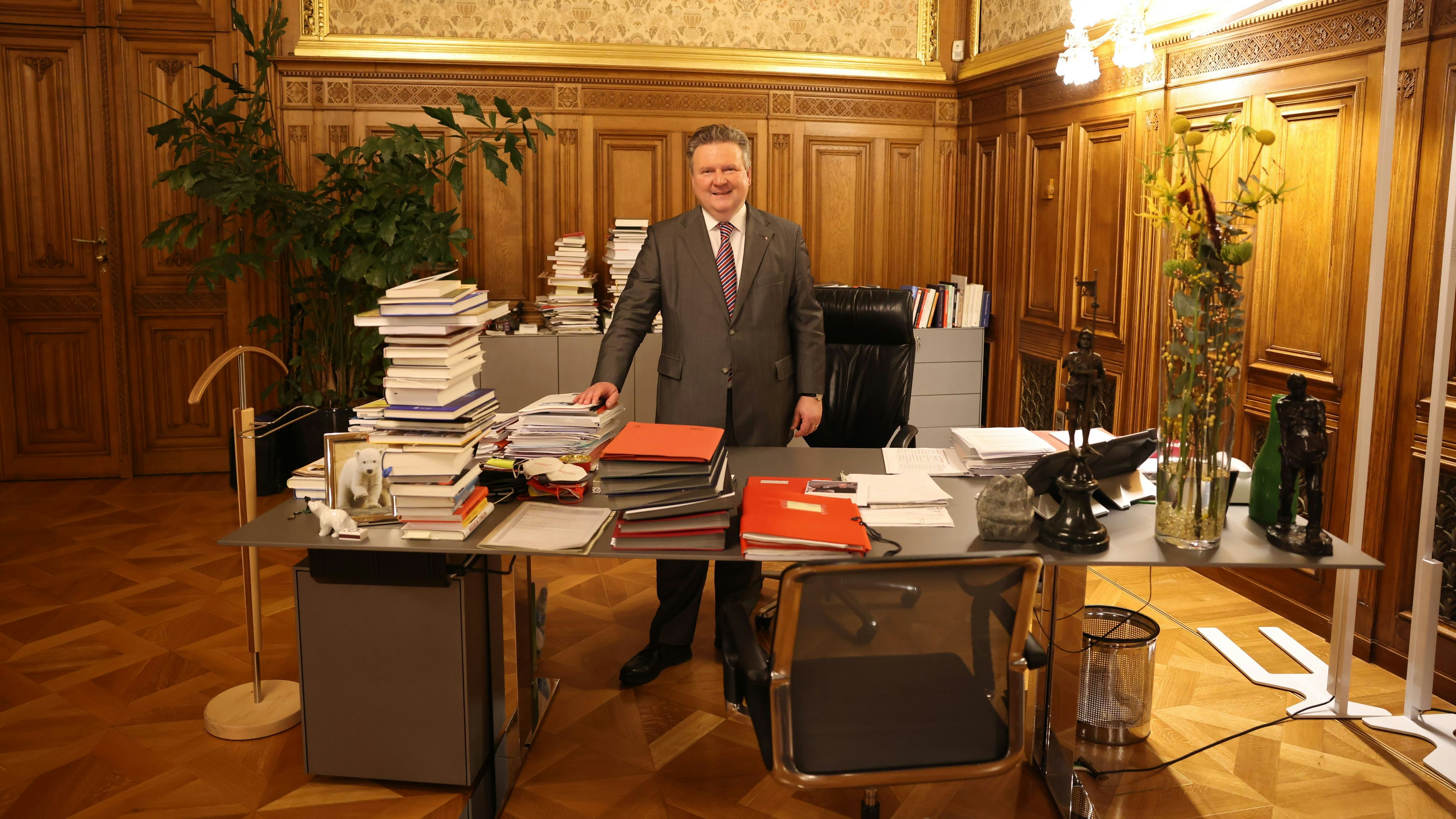 "Bücher-Meister": Michael Ludwig ist eine Leseratte. Werke, die er noch nicht in seine Bibliothek einsortiert hat, stapeln sich im Büro.