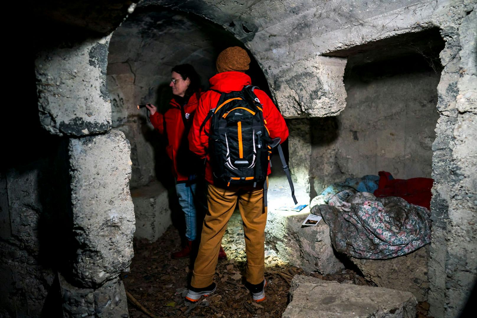 Eine Meldung führt die Sozialarbeiterinnen in einen verlassenen Bunker.