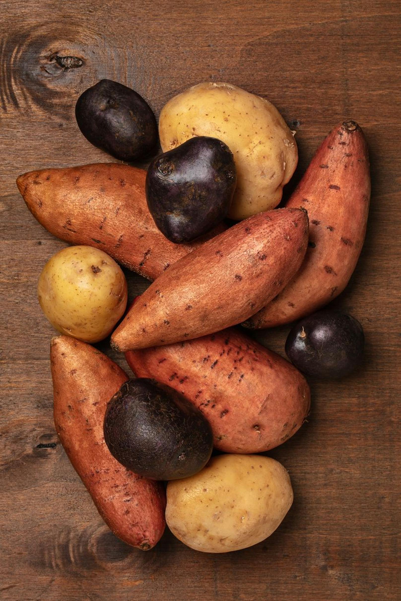 Süßkartoffeln und Kartoffeln enthalten eine besonders hohe Menge an Hyaluron. Da die Lebensmittel schnell satt machen, brauchst du auch keine Angst davor zu haben schnell zuzunehmen. 