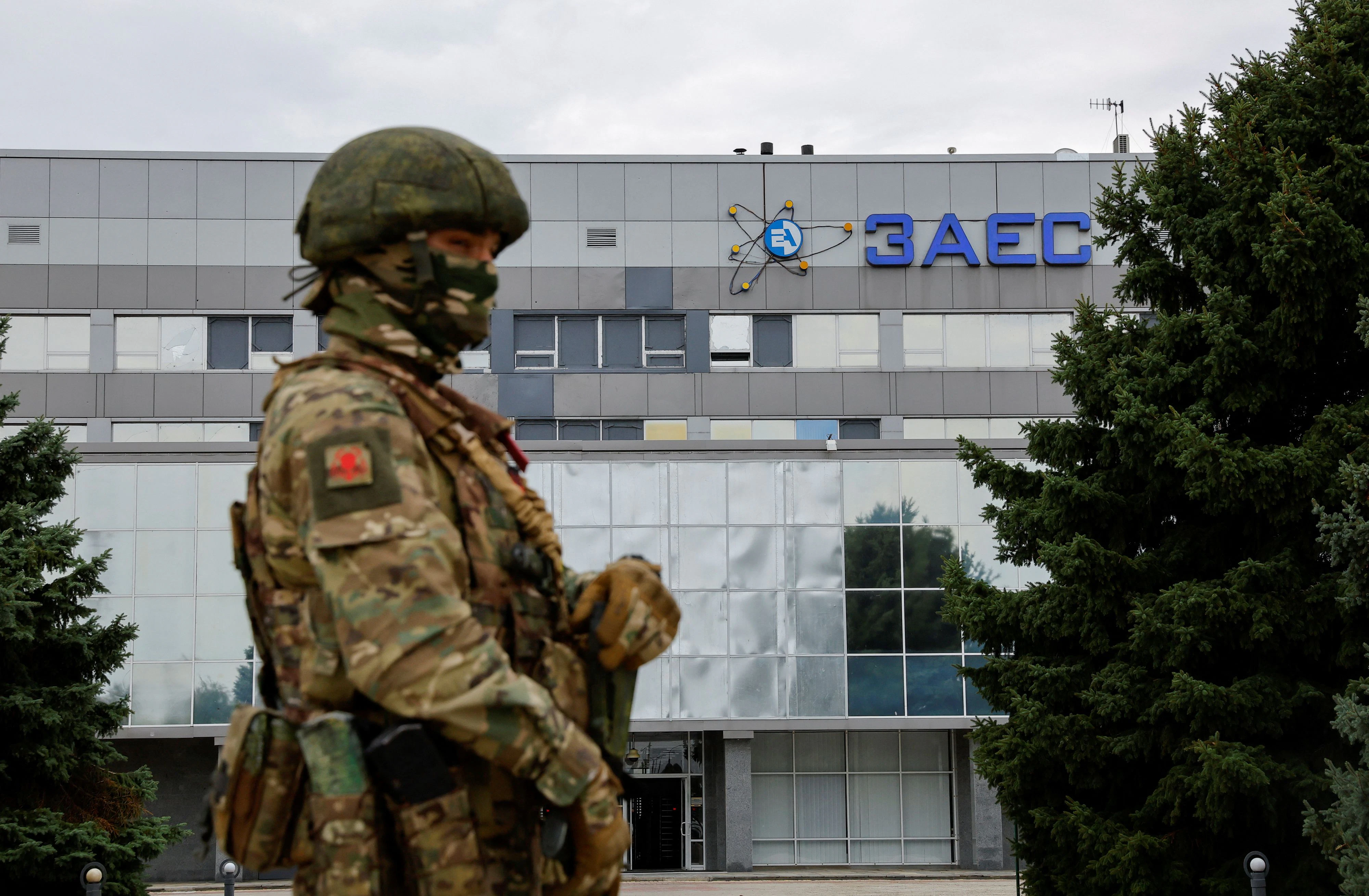 Ein russischer Soldat vor einem Gebäude des Atomkraftwerks Saporischschja am 1. September 2022.
