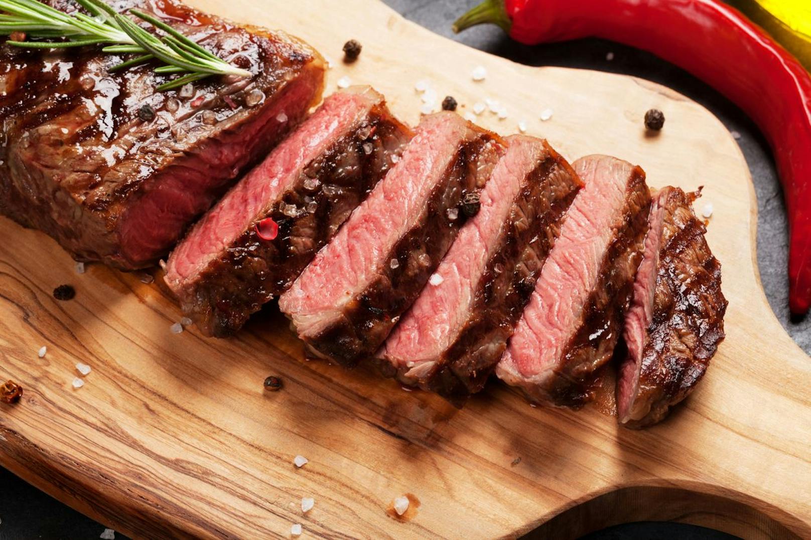 Hohe Mengen an Rind, Kalb & Co sollten nicht jeden Tag verspeist werden. Doch eine ausgewogene Diät mit rotem Fleisch kann deine Diät unterstützen. Dein Fleisch sollte jedoch nicht durchgegart sein, da Hitze die chemische Struktur des Hyaluron zerstören kann. 