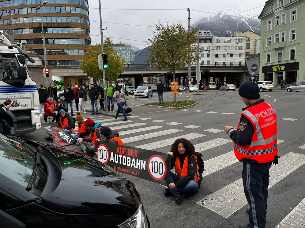 Klima-Aktivisten sorgen erneut für stauenden Verkehr. Archivbild. 