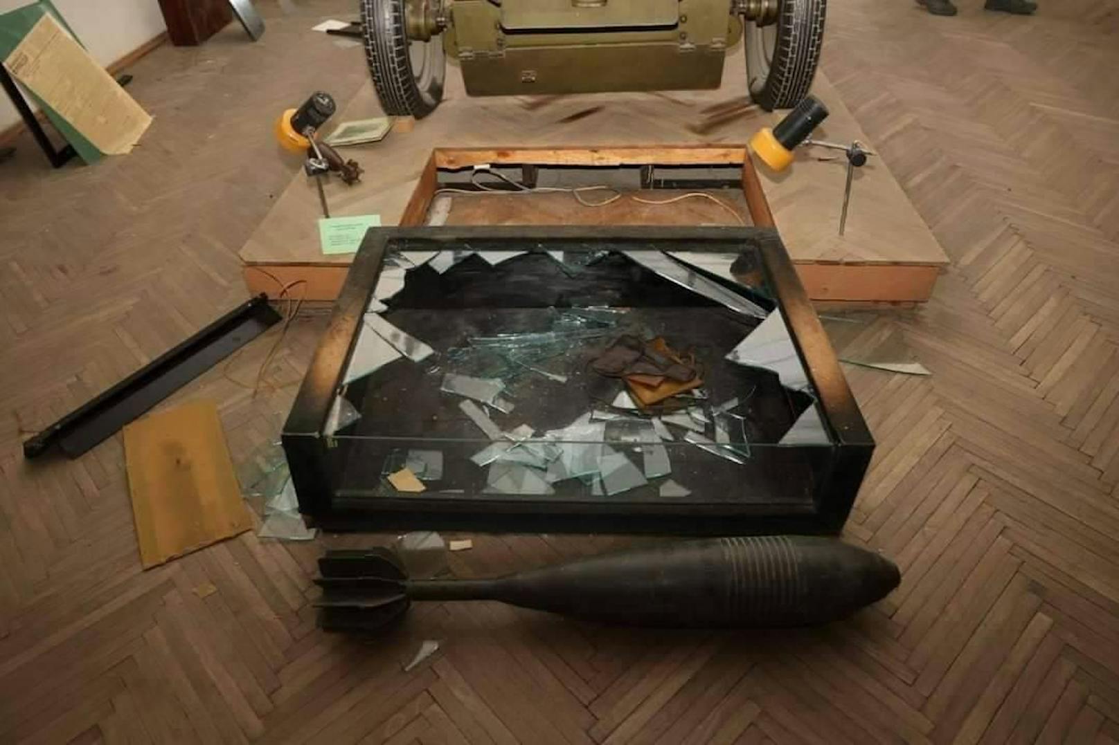 Die Gestelle und Regale wurden geplündert: Dem Museum von Cherson fehlen nach dem Rückzug der russischen Truppen aus Cherson vor zwei Wochen über 14.000 Kunstwerke.
