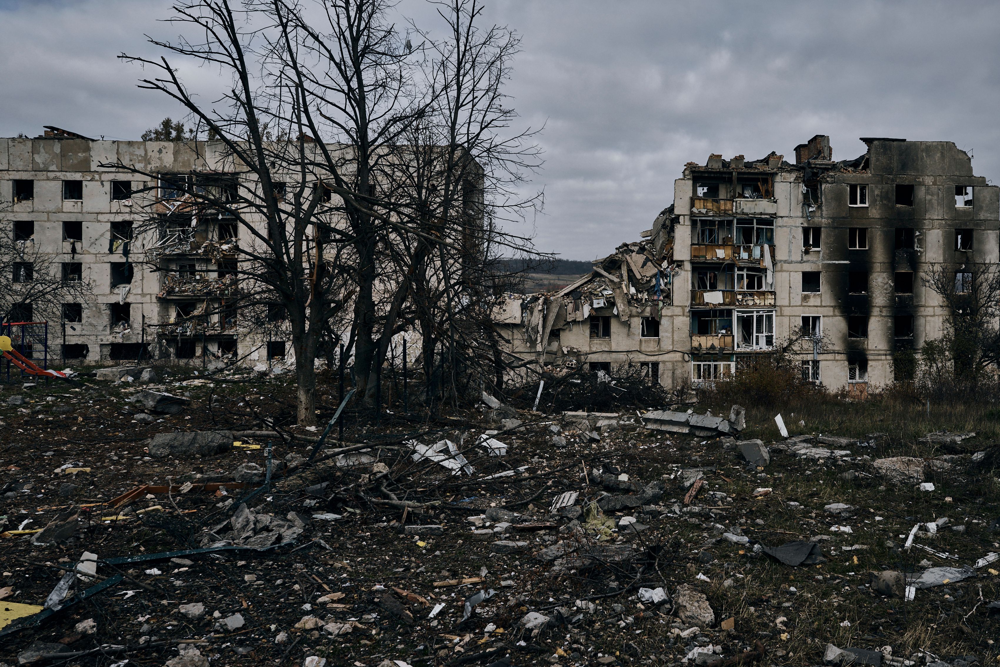 Download von www.picturedesk.com am 28.11.2022 (21:44).  Destroyed buildings following Russian shelling in Bakhmut, Donetsk region, Ukraine, Thursday, Nov. 10, 2022. (AP Photo/LIBKOS) - 20221110_PD18114 - Rechteinfo: Rights Managed (RM)