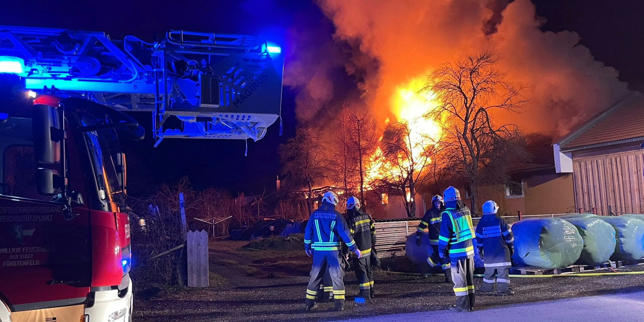Insgesamt 85 Feuerwehrleute waren mit dem Brand beschäftigt. 