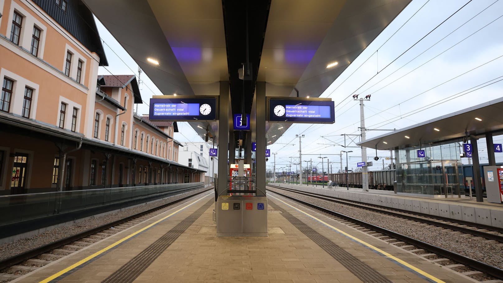 Ungewohner Anblick: Montagfrüh waren keine Pendler am Bahnhof in Tulln (NÖ).&nbsp;