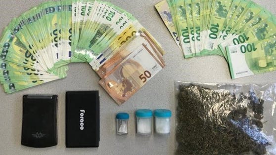 Bei Razzien konnten u.a. Heroin, Kokain, Cannabiskraut und Amphetamine, sowie Bargeld in der Höhe von etwa 15.000 Euro sichergestellt werden.