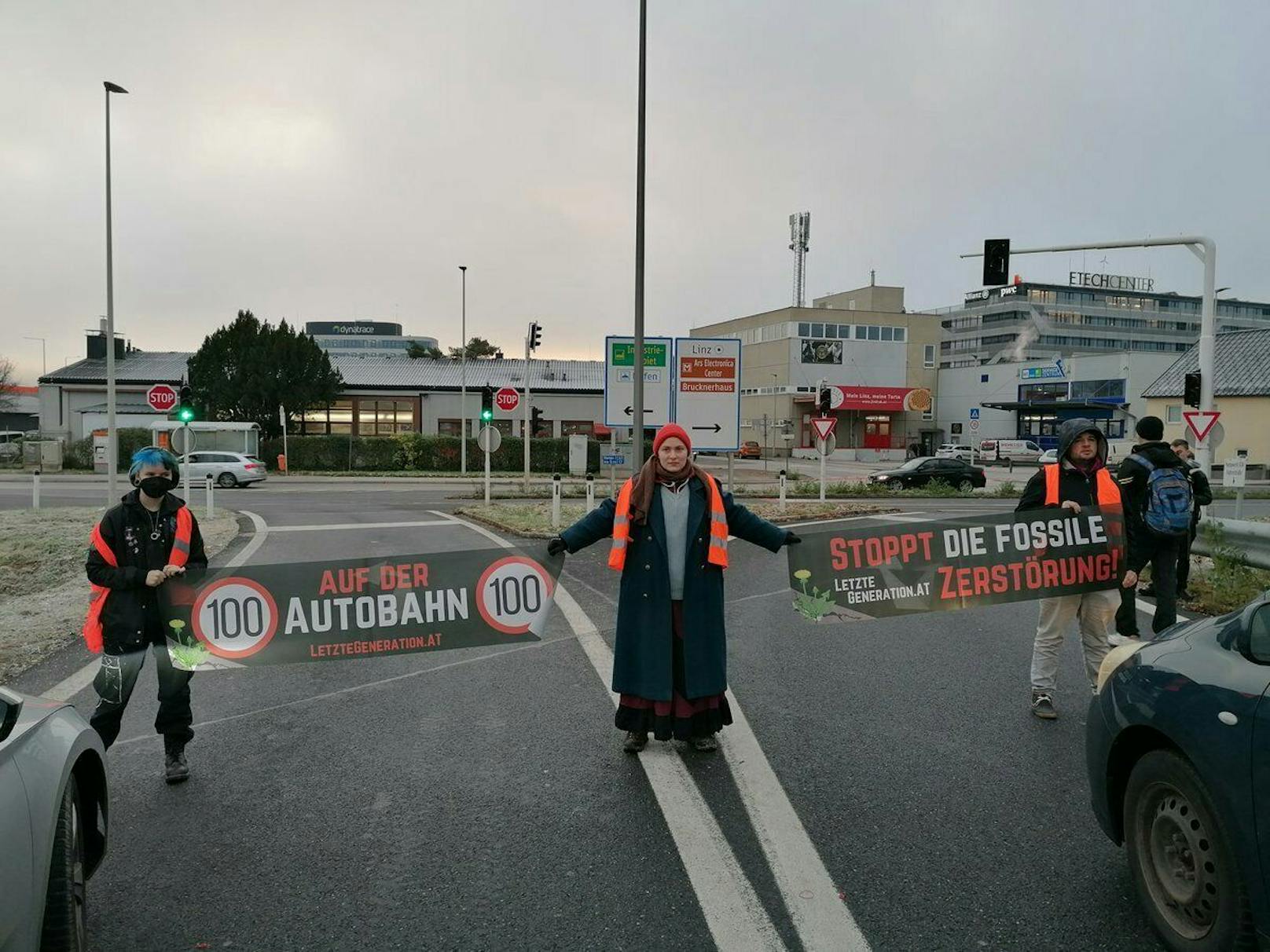 Protest auf der Autobahn-Abfahrt A7-Hafenstraße am Montag in der Früh. Die "Letzte Generation" postete ein Foto von der Aktion in Sozialen Medien.