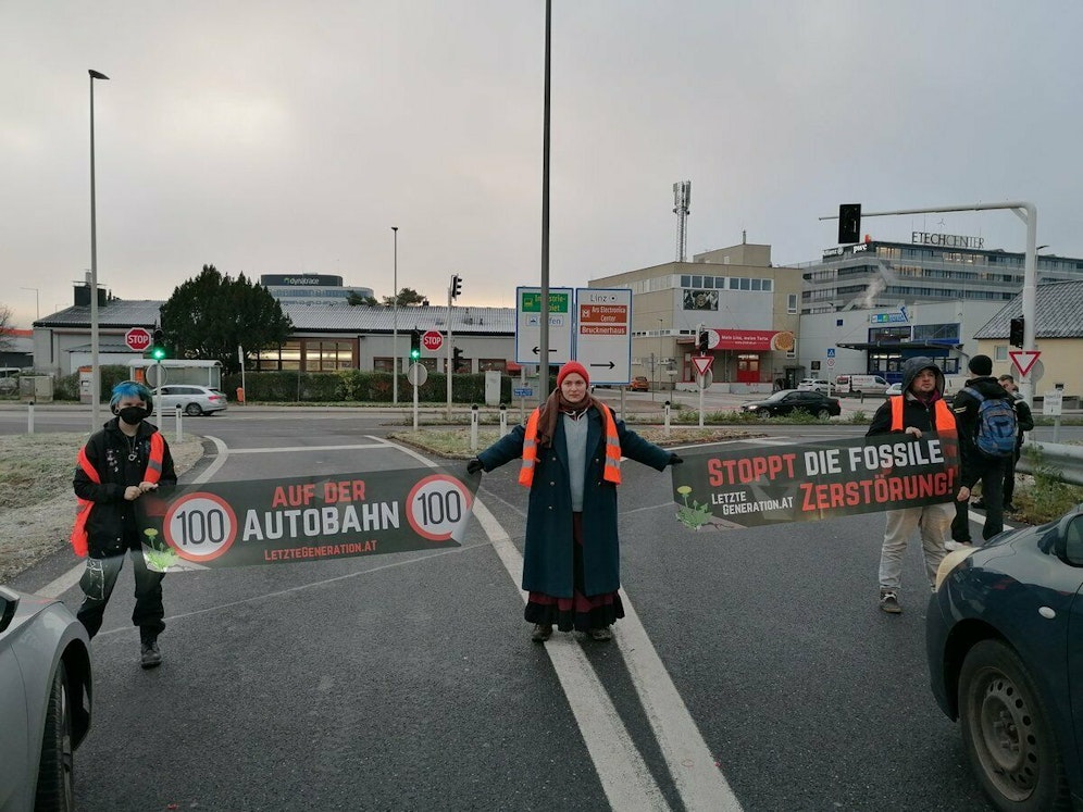 Protest auf der Autobahn-Abfahrt A7-Hafenstraße am Montag in der Früh. Die 