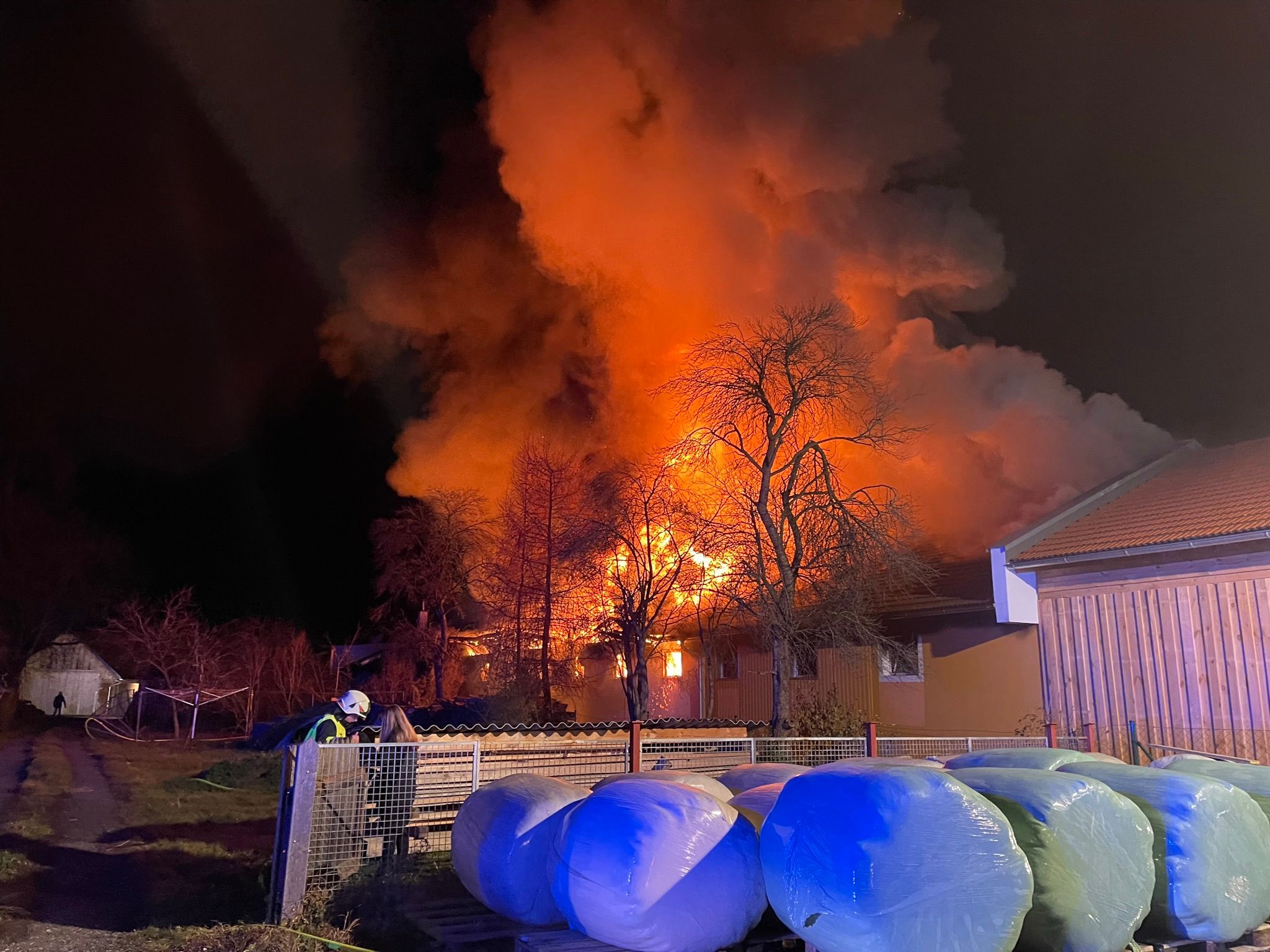 Ein Fahrzeugbrand griff auf ein Wirtschaftsgebäude in Großwilfersdorf über.