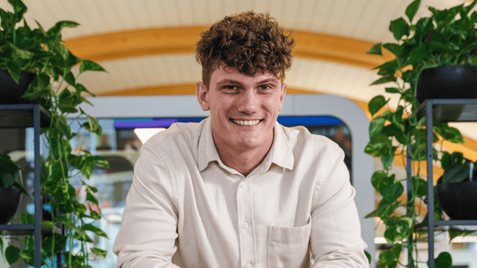 Riccardo Maina (21) aus Zug (CH) erzählt, wie er damit Geld verdient.