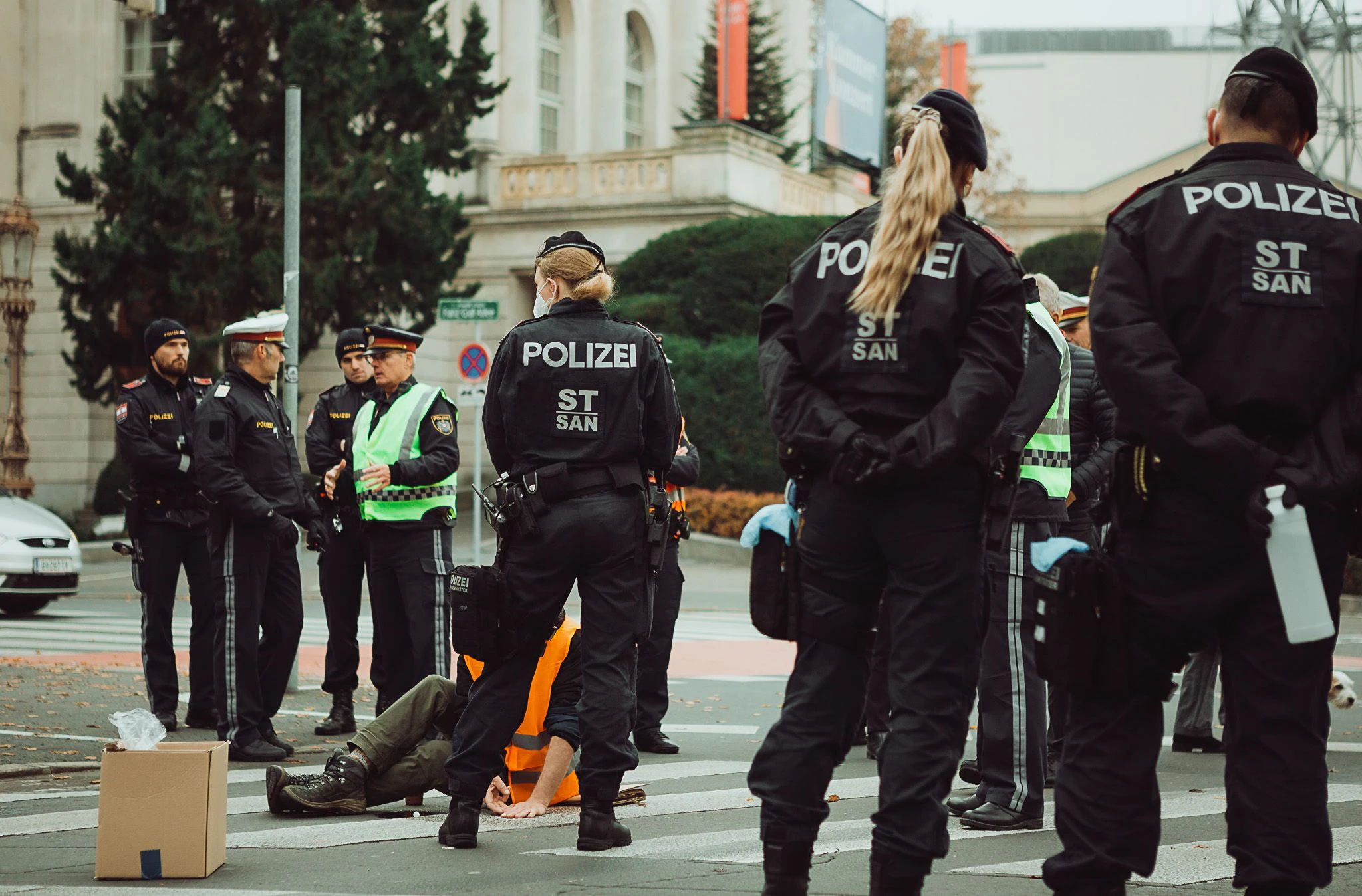 Montagfrüh, 28. November 2022, kam es gegen 8.00 Uhr für knapp zwei Stunden zu Verkehrsbeeinträchtigungen am Opernring in Graz. Fünf Personen blockierten die Fahrbahn. Die Polizei sorgte schnellstmöglich für Umleitungen, damit die Verkehrsbeeinträchtigungen gering bleiben konnten. Die Versammlung war zuvor nicht angezeigt worden. Der Behördenleiter der örtlichen Sicherheitsbehörde (SVA) löste die Versammlung formell gegen 08:45 Uhr auf. Die drei festgeklebten Personen mussten von Gefahrenkundigen Organen der Polizei mit geeigneten Lösungsmitteln losgelöst werden. Der Kleber einer Person löste sich erst nach etwa zwei Stunden. Der Aufforderung der Beamten, die Fahrbahn freiwillig zu verlassen, kamen die zuvor festgeklebten Personen nicht nach. Sie leisteten passiven Widerstand und wurden von Polizisten durch Anwendung von Körperkraft von der Straße weggebracht. Verletzt wurde dabei niemand.   Die Frauen und Männer werden wegen zahlreichen Verwaltungsübertretungen, unter anderem nach der Straßenverkehrsordnung, angezeigt. Die Straßensperren konnten vollständig gegen 10 Uhr wieder aufgehoben werden.