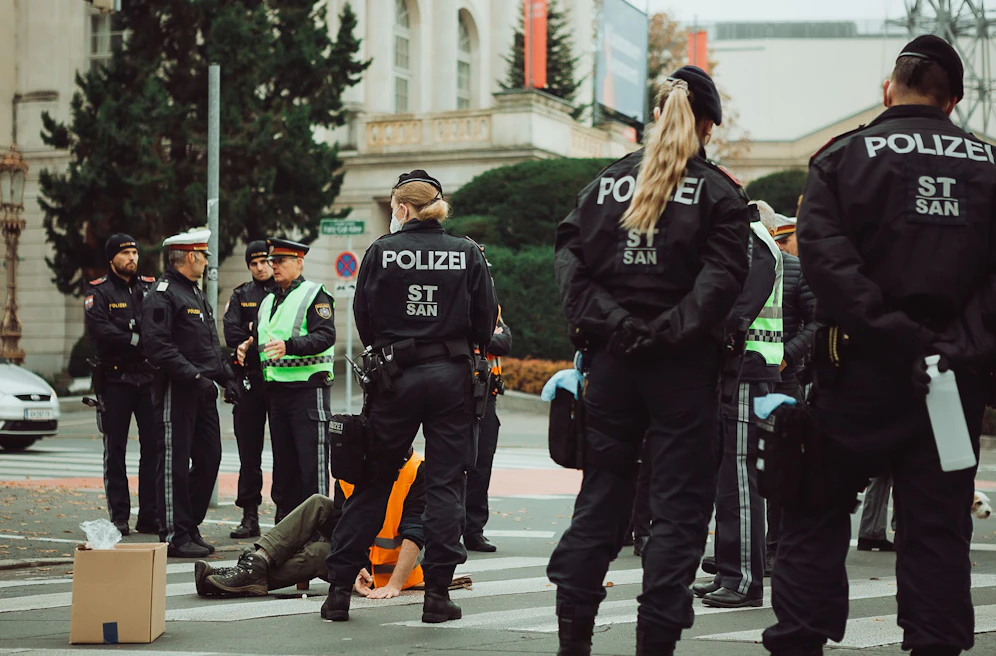Aktivisten der Letzten Generation bei einer Straßenblockade in Graz