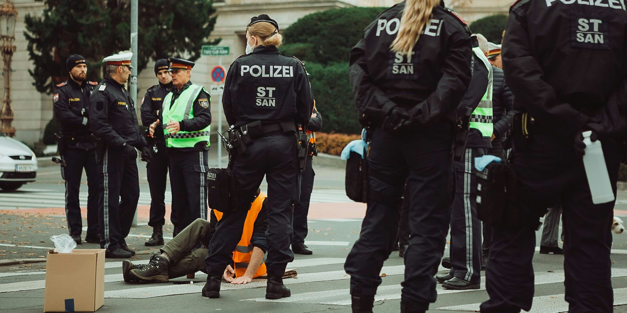 Montagfrüh, 28. November 2022, kam es gegen 8.00 Uhr für knapp zwei Stunden zu Verkehrsbeeinträchtigungen am Opernring in Graz. Fünf Personen blockierten die Fahrbahn. Die Polizei sorgte schnellstmöglich für Umleitungen, damit die Verkehrsbeeinträchtigungen gering bleiben konnten. Die Versammlung war zuvor nicht angezeigt worden. Der Behördenleiter der örtlichen Sicherheitsbehörde (SVA) löste die Versammlung formell gegen 08:45 Uhr auf. Die drei festgeklebten Personen mussten von Gefahrenkundigen Organen der Polizei mit geeigneten Lösungsmitteln losgelöst werden. Der Kleber einer Person löste sich erst nach etwa zwei Stunden. Der Aufforderung der Beamten, die Fahrbahn freiwillig zu verlassen, kamen die zuvor festgeklebten Personen nicht nach. Sie leisteten passiven Widerstand und wurden von Polizisten durch Anwendung von Körperkraft von der Straße weggebracht. Verletzt wurde dabei niemand.   Die Frauen und Männer werden wegen zahlreichen Verwaltungsübertretungen, unter anderem nach der Straßenverkehrsordnung, angezeigt. Die Straßensperren konnten vollständig gegen 10 Uhr wieder aufgehoben werden.