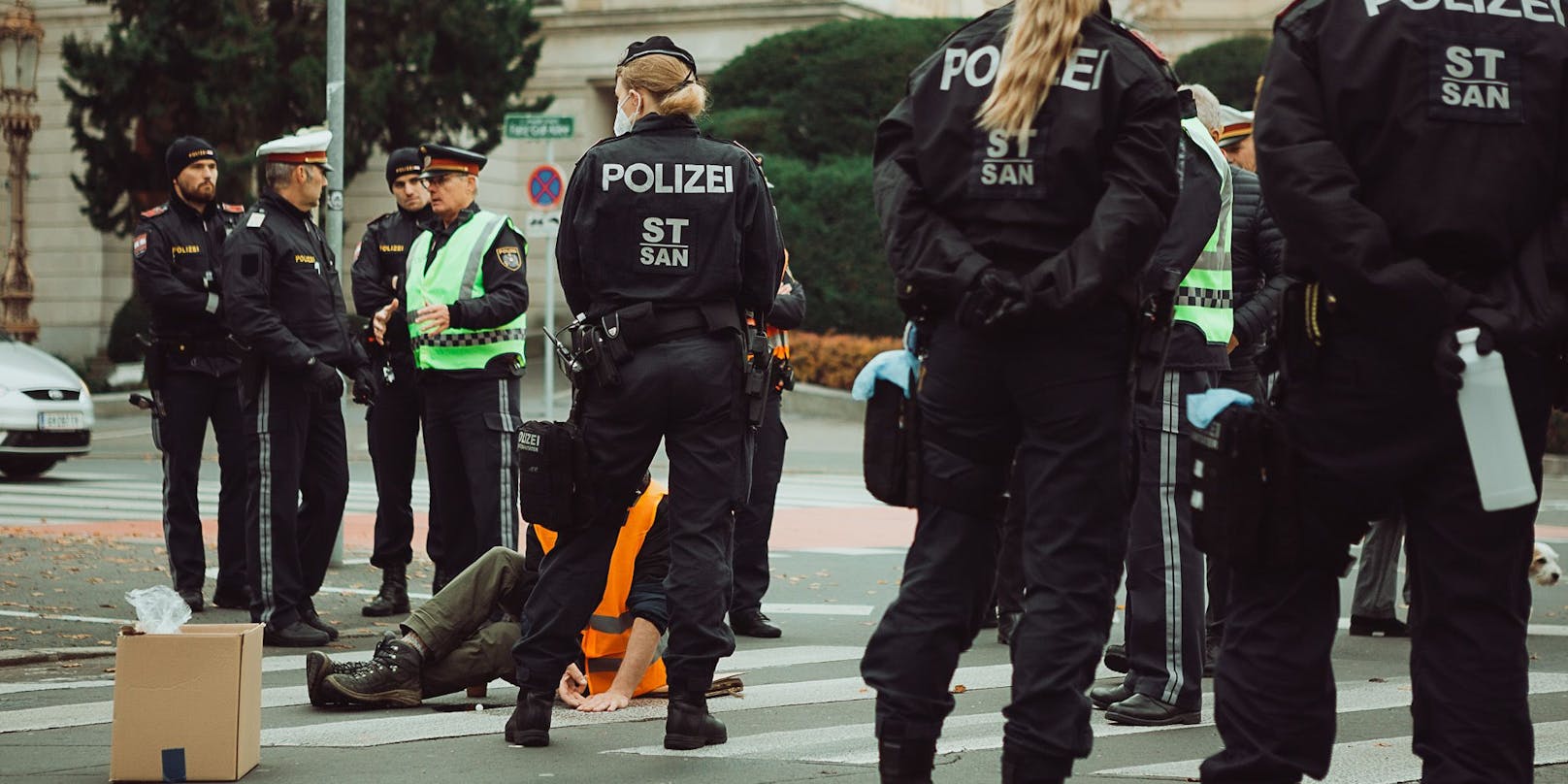 Die Grazer Polizei wird im April wieder alle Hände voll zu tun haben: Die "Letzte Generation" kündigt eine Protest-Welle an.