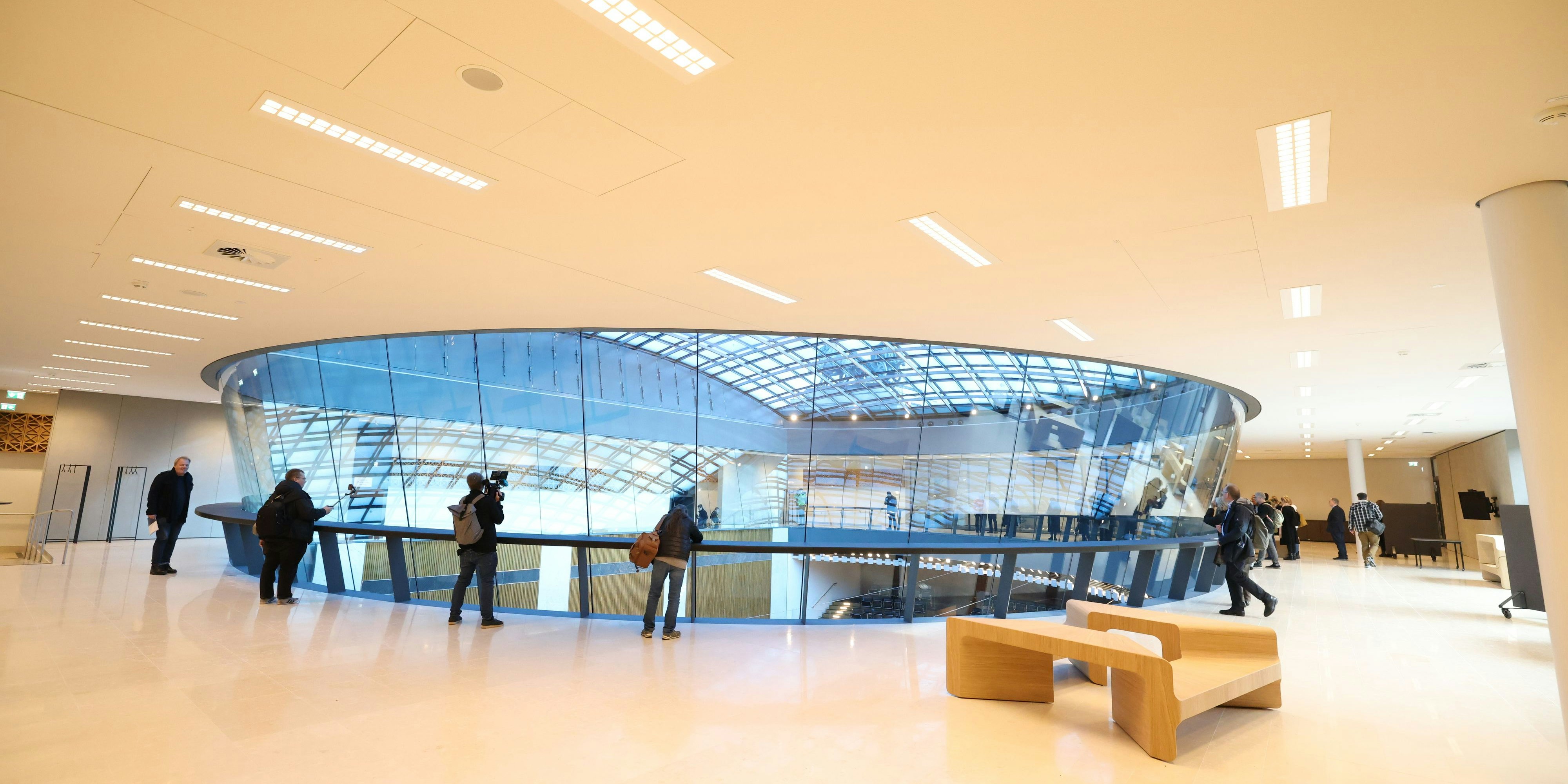 Besucher können in den Plenarsaal schauen.