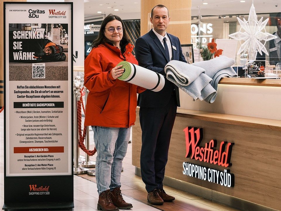 Zsolt Juhasz, Center Manager der Westfield Shopping City Süd (rechts) gemeinsam mit Doris Chvatal, Sachspenden CSR, Caritas Wien  © 