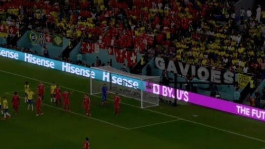 Licht aus - nur die Werbepartner strahlen unbehelligt weiter.