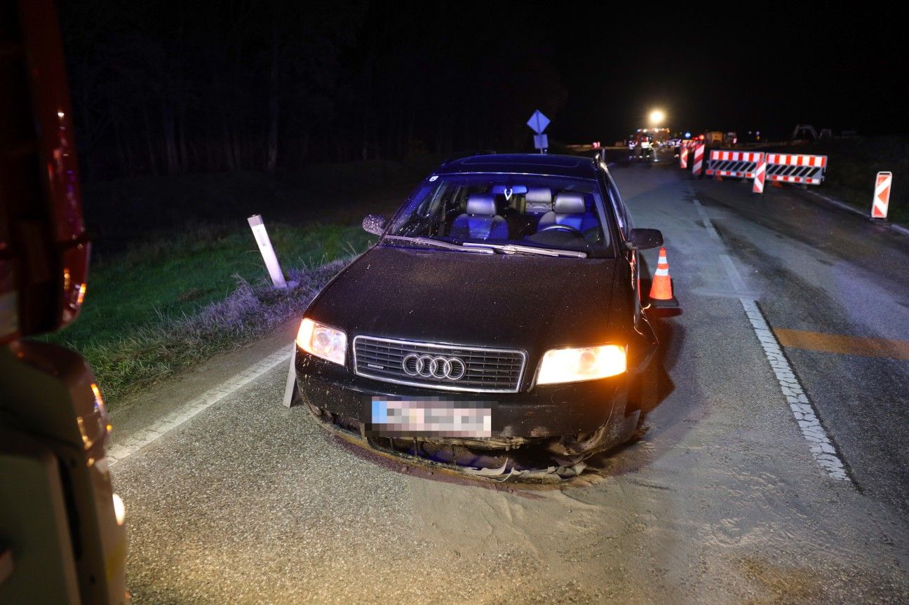 Der Öltank des Wagens riss auf und hinterließ eine schmierige Spur.