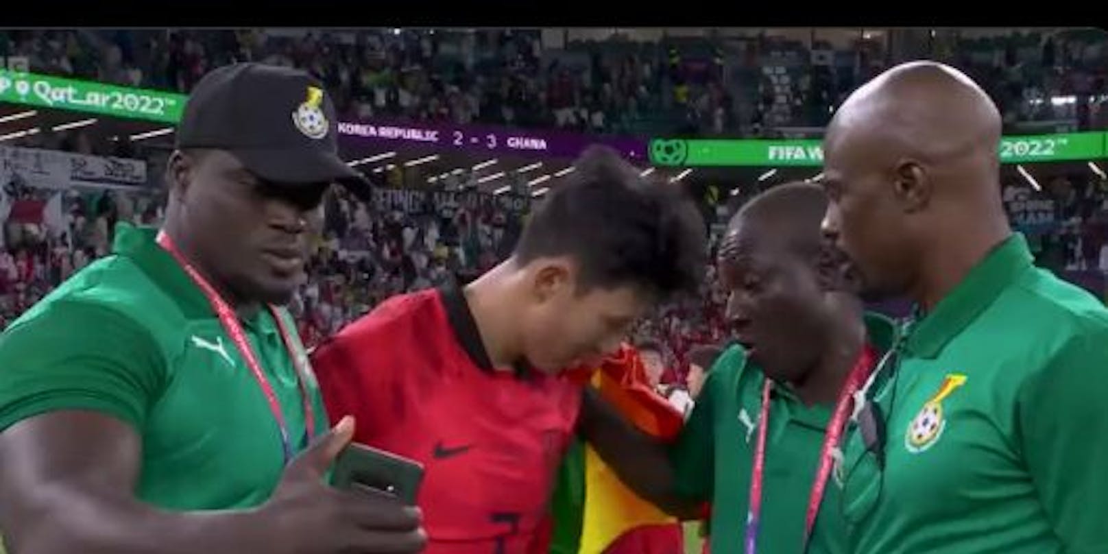Zwei Ghana-Coaches trösten Son, ein dritter will ein Selfie von weinenden Koreaner.
