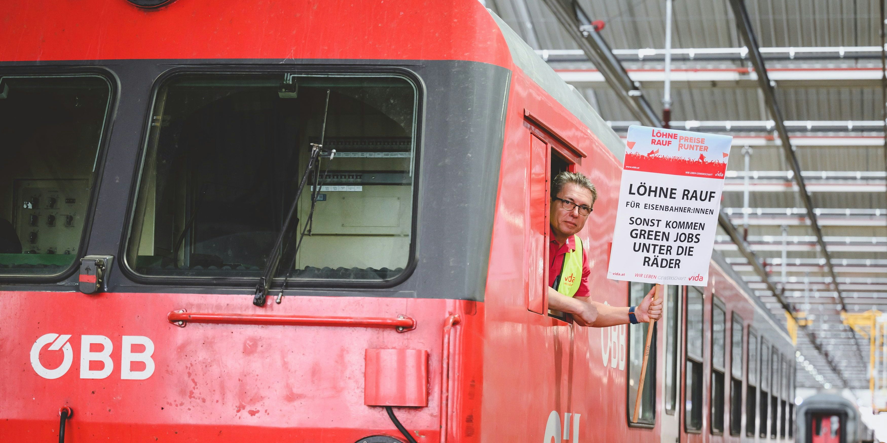 "Löhne rauf" fordern die Eisenbahner.